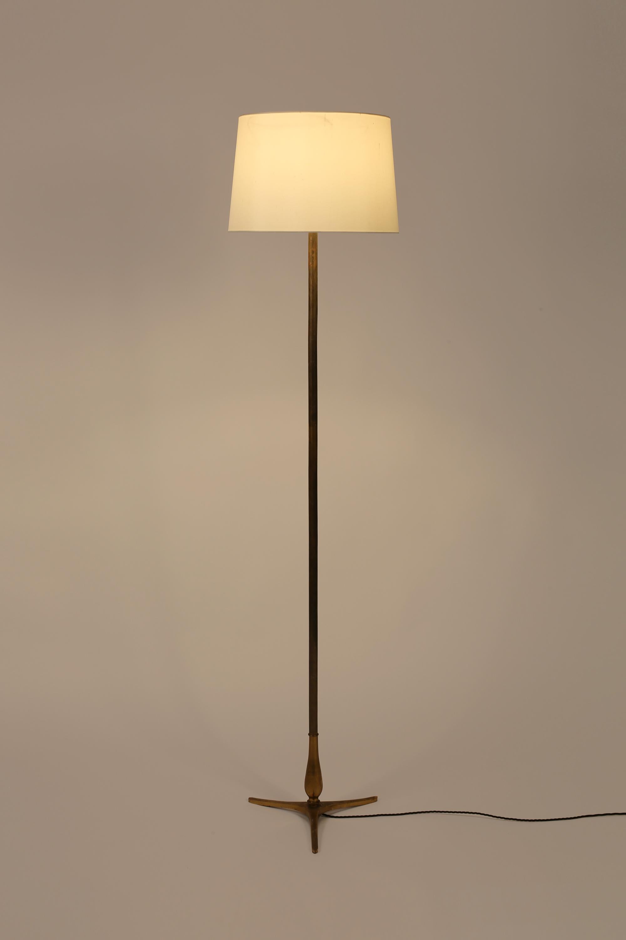 Französische Stehlampe aus vergoldetem Messing und Bronze aus den 1950er Jahren im Zustand „Gut“ im Angebot in London, GB