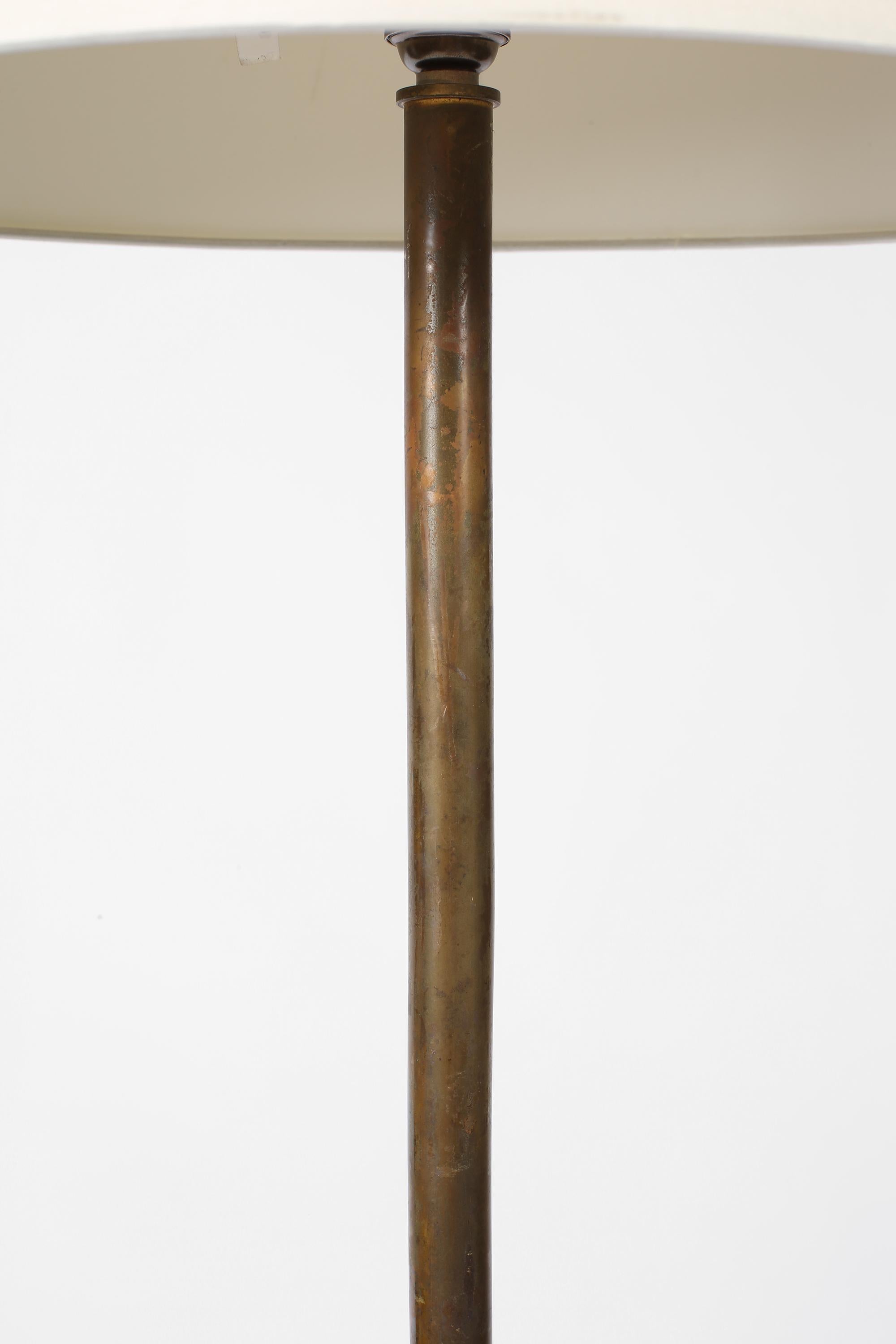 Französische Stehlampe aus vergoldetem Messing und Bronze aus den 1950er Jahren (20. Jahrhundert) im Angebot