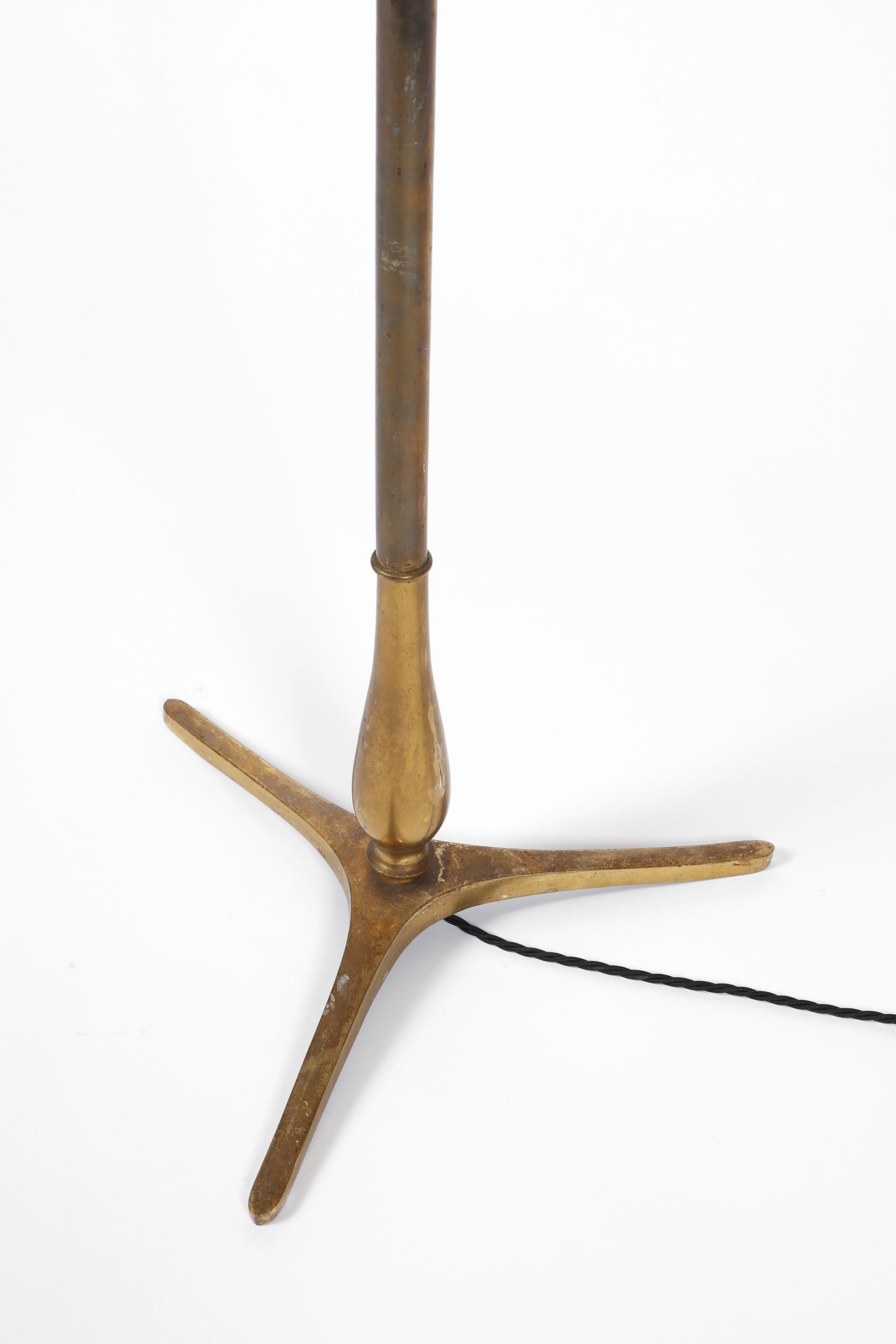 Französische Stehlampe aus vergoldetem Messing und Bronze aus den 1950er Jahren im Angebot 2