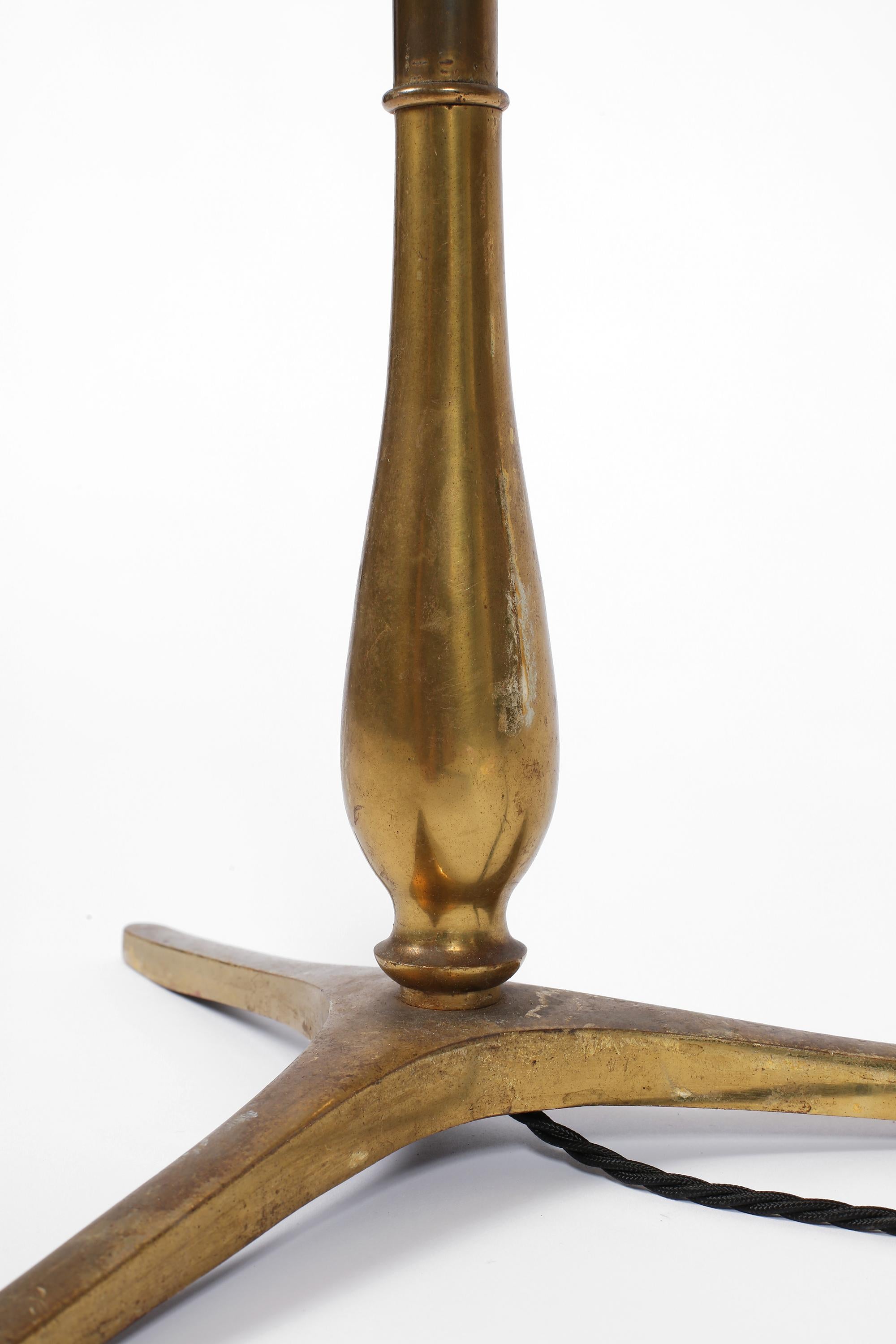 Französische Stehlampe aus vergoldetem Messing und Bronze aus den 1950er Jahren im Angebot 3