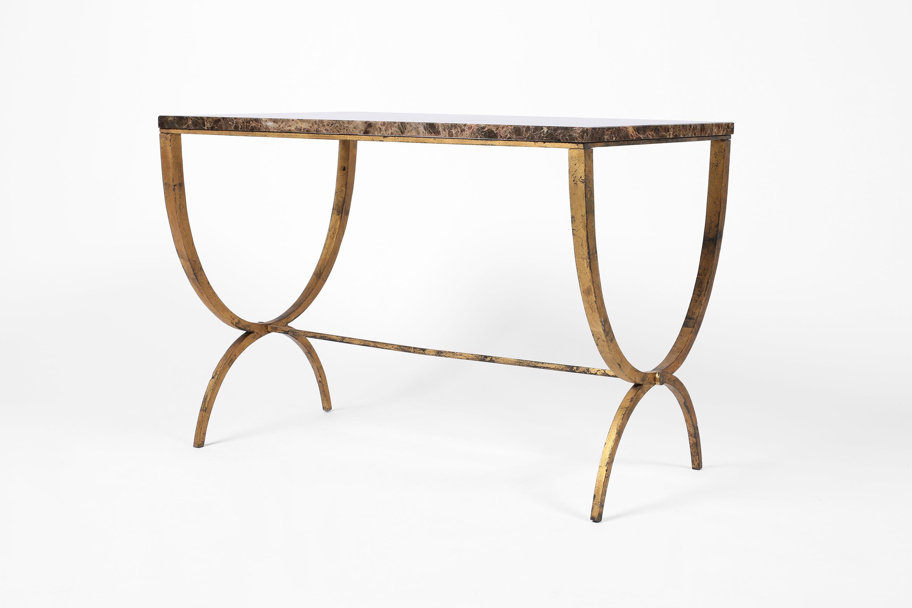 Table d'appoint ou table basse rectangulaire chic en fer doré avec un cadre en forme de 