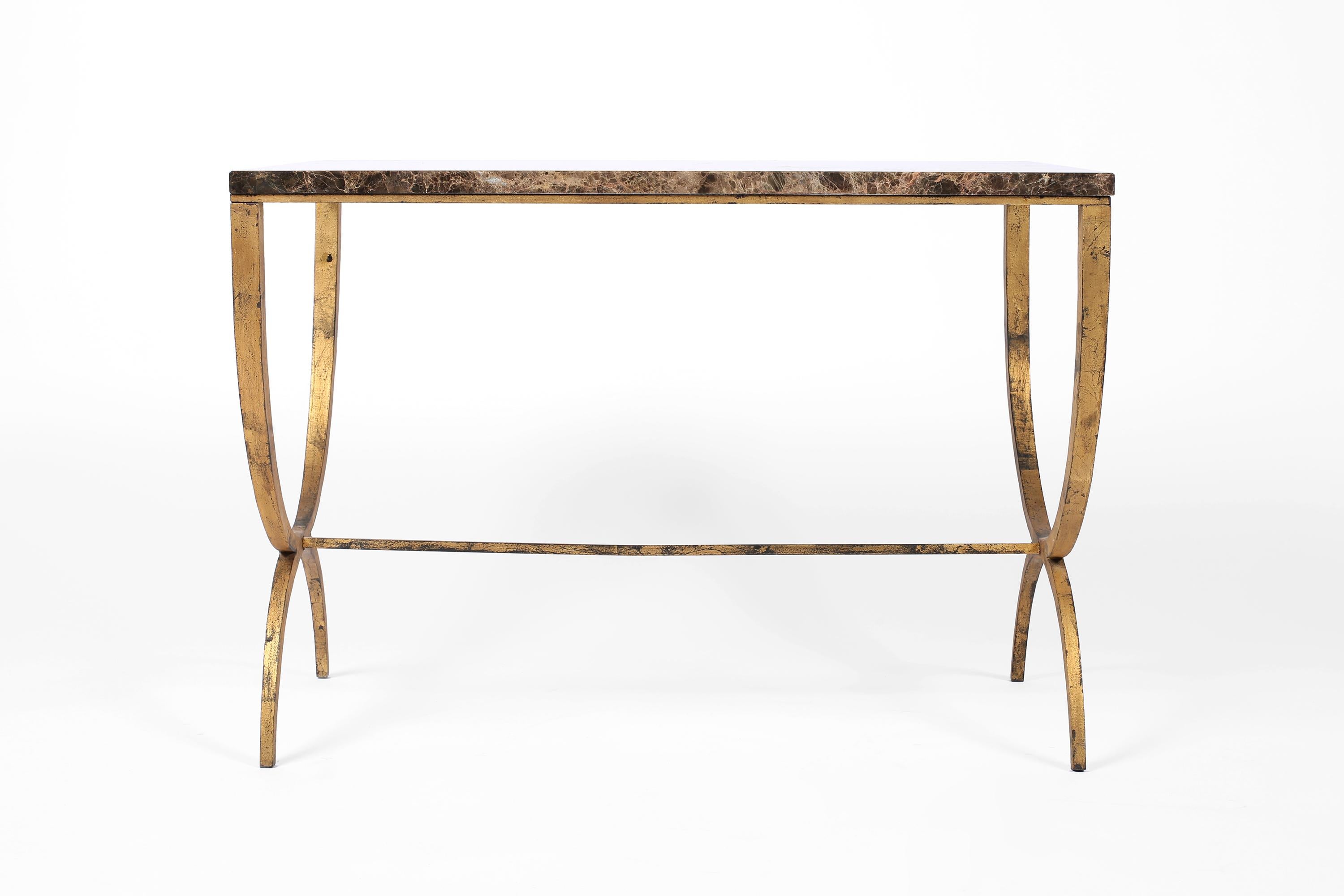 Français Table d'appoint en fer doré et marbre des années 1950 en vente