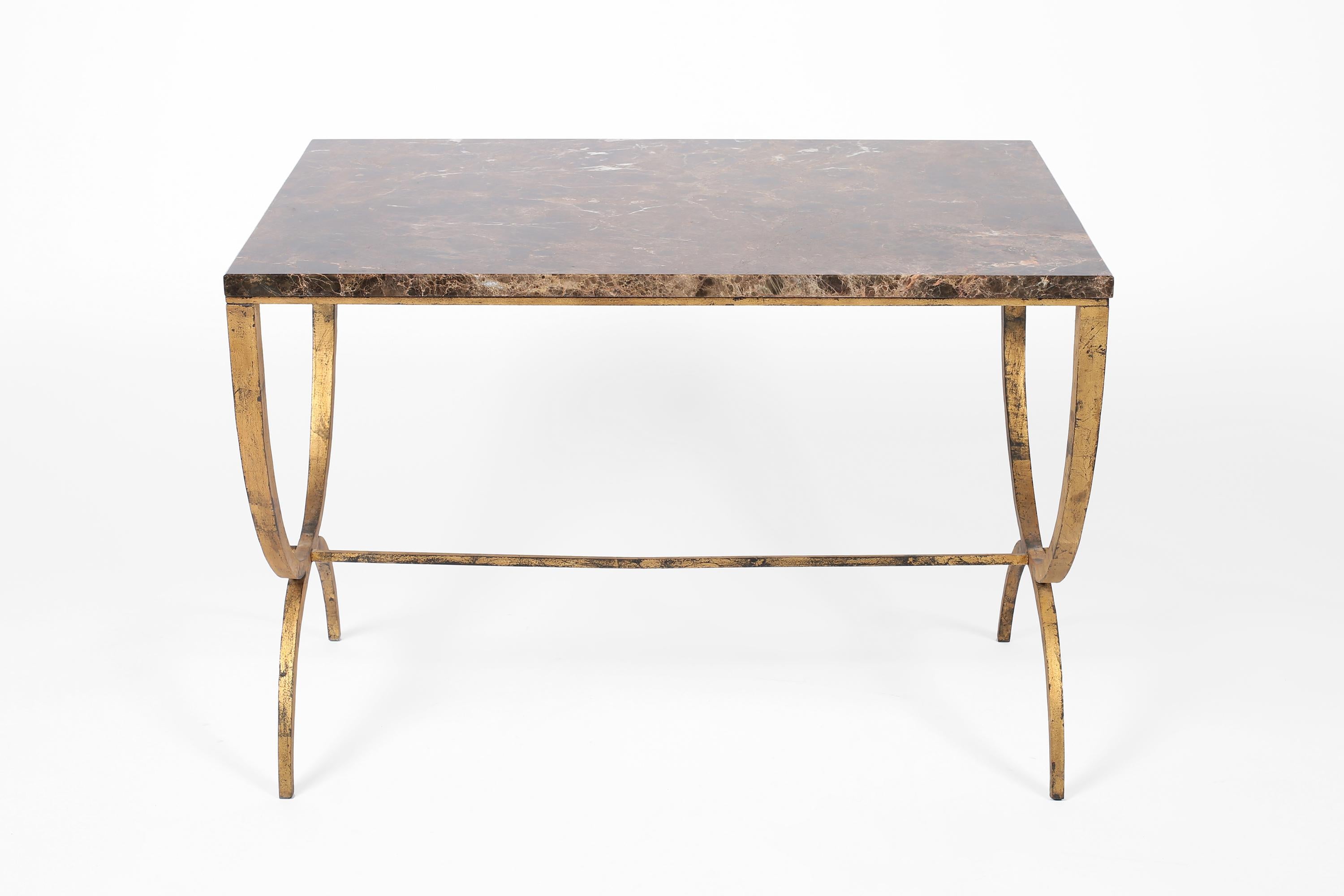 Table d'appoint en fer doré et marbre des années 1950 Bon état - En vente à London, GB