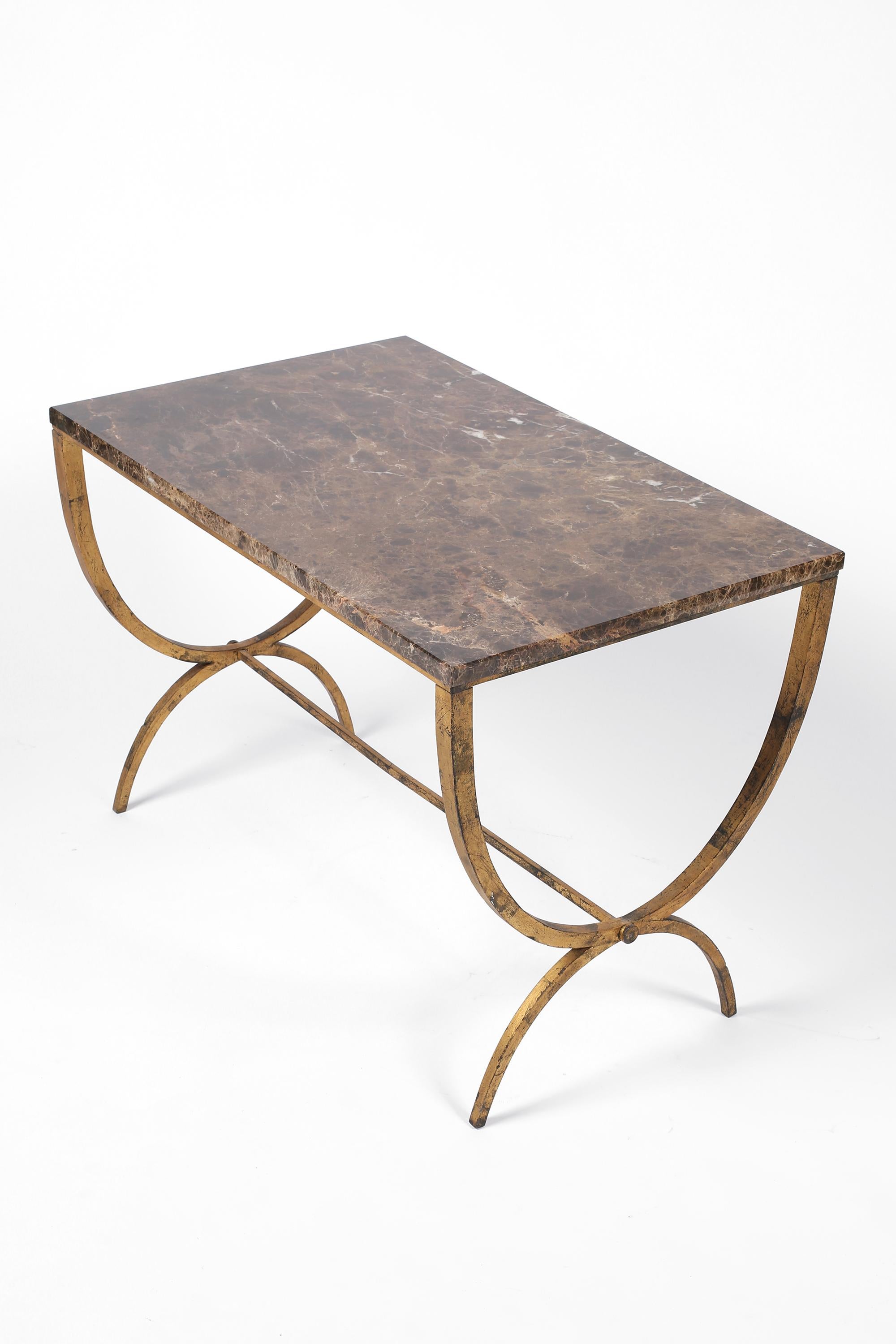 20ième siècle Table d'appoint en fer doré et marbre des années 1950 en vente