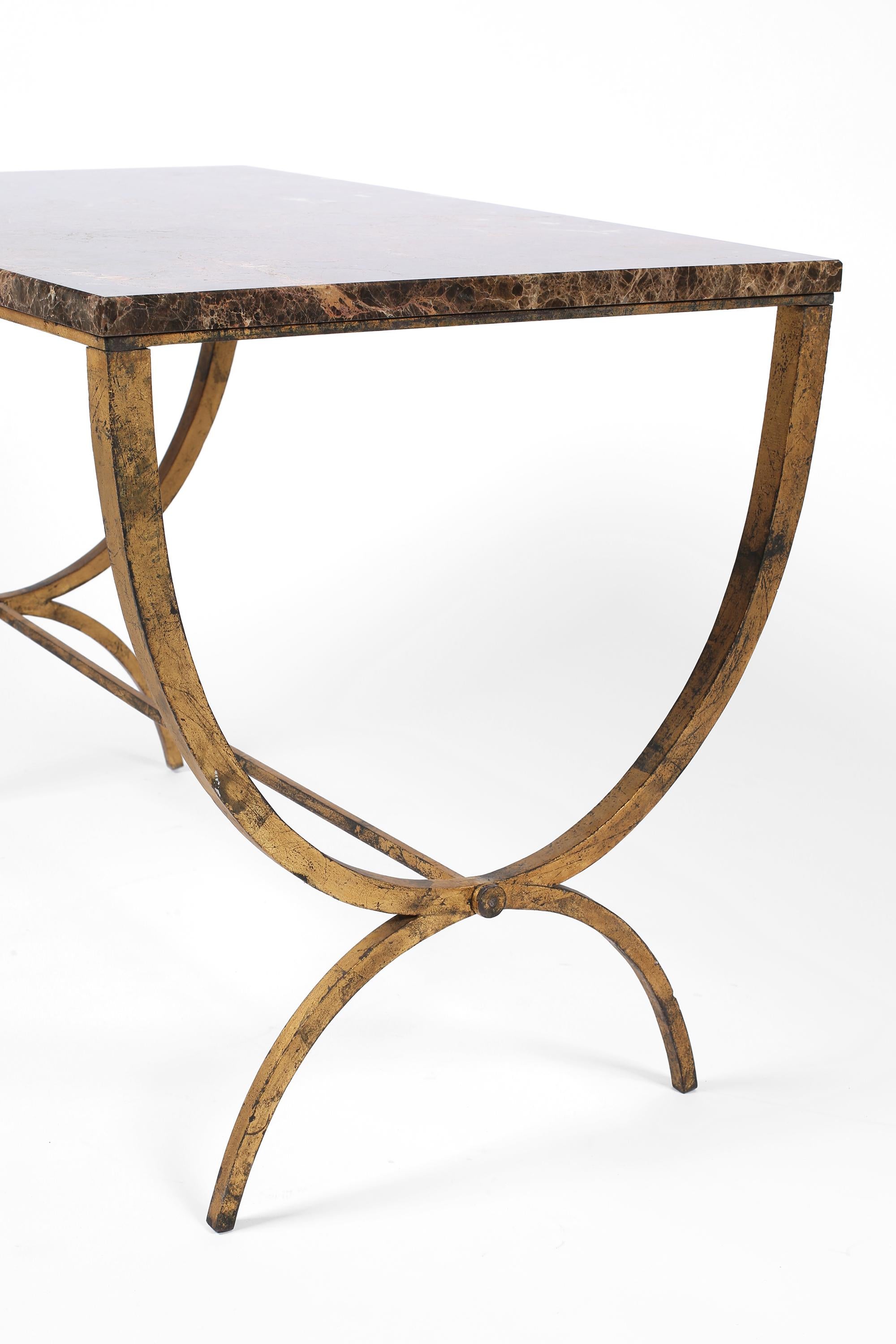 Fer Table d'appoint en fer doré et marbre des années 1950 en vente