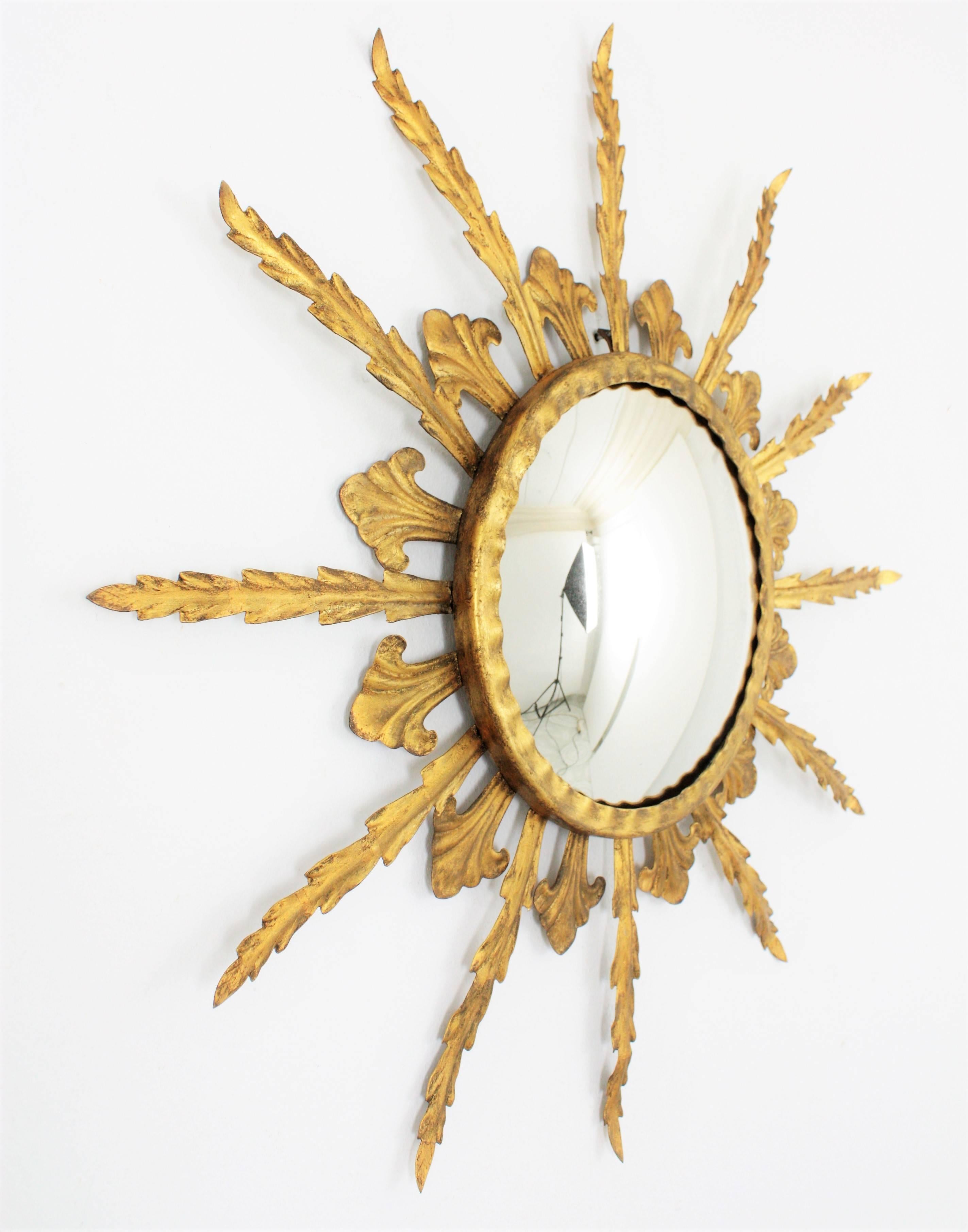 Französischer konvexer Spiegel mit Sonnenschliff aus vergoldetem Eisen, 1950er Jahre (Hollywood Regency) im Angebot