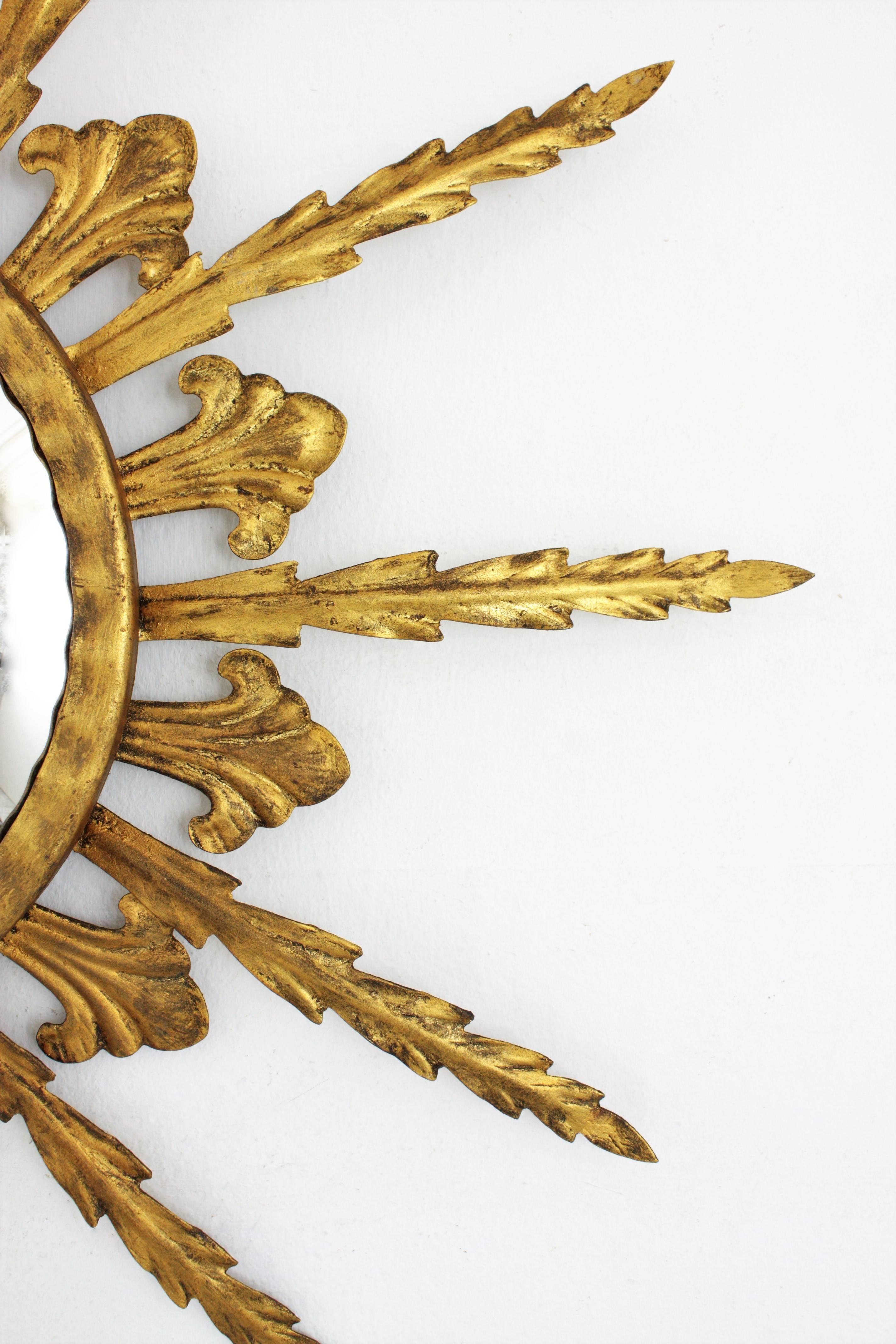 Französischer konvexer Spiegel mit Sonnenschliff aus vergoldetem Eisen, 1950er Jahre im Zustand „Gut“ im Angebot in Barcelona, ES