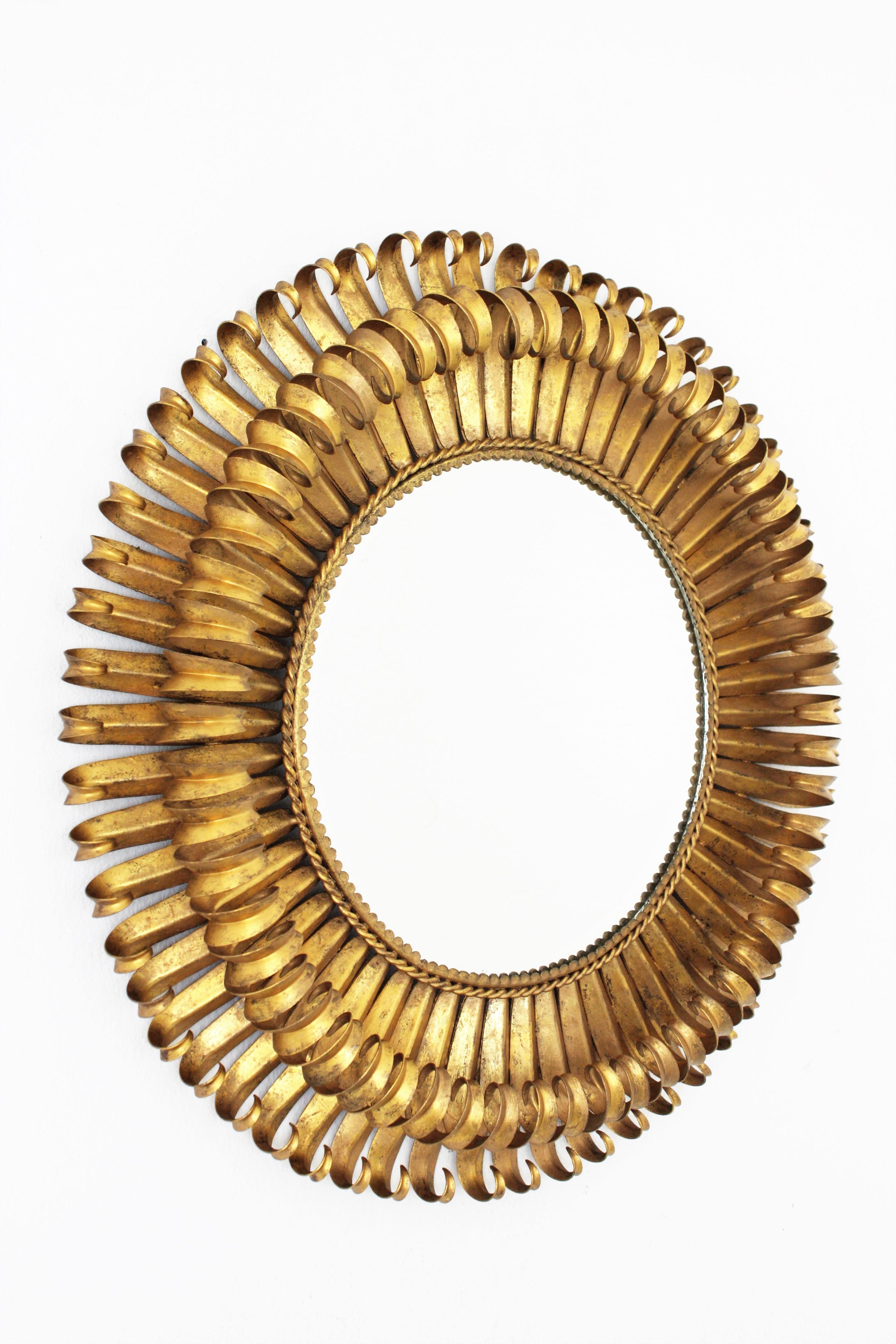 French 1950s Gold Leaf Gilt Iron Hand-Hammered Eyelash Round Sunburst Mirror In Excellent Condition In Barcelona, ES