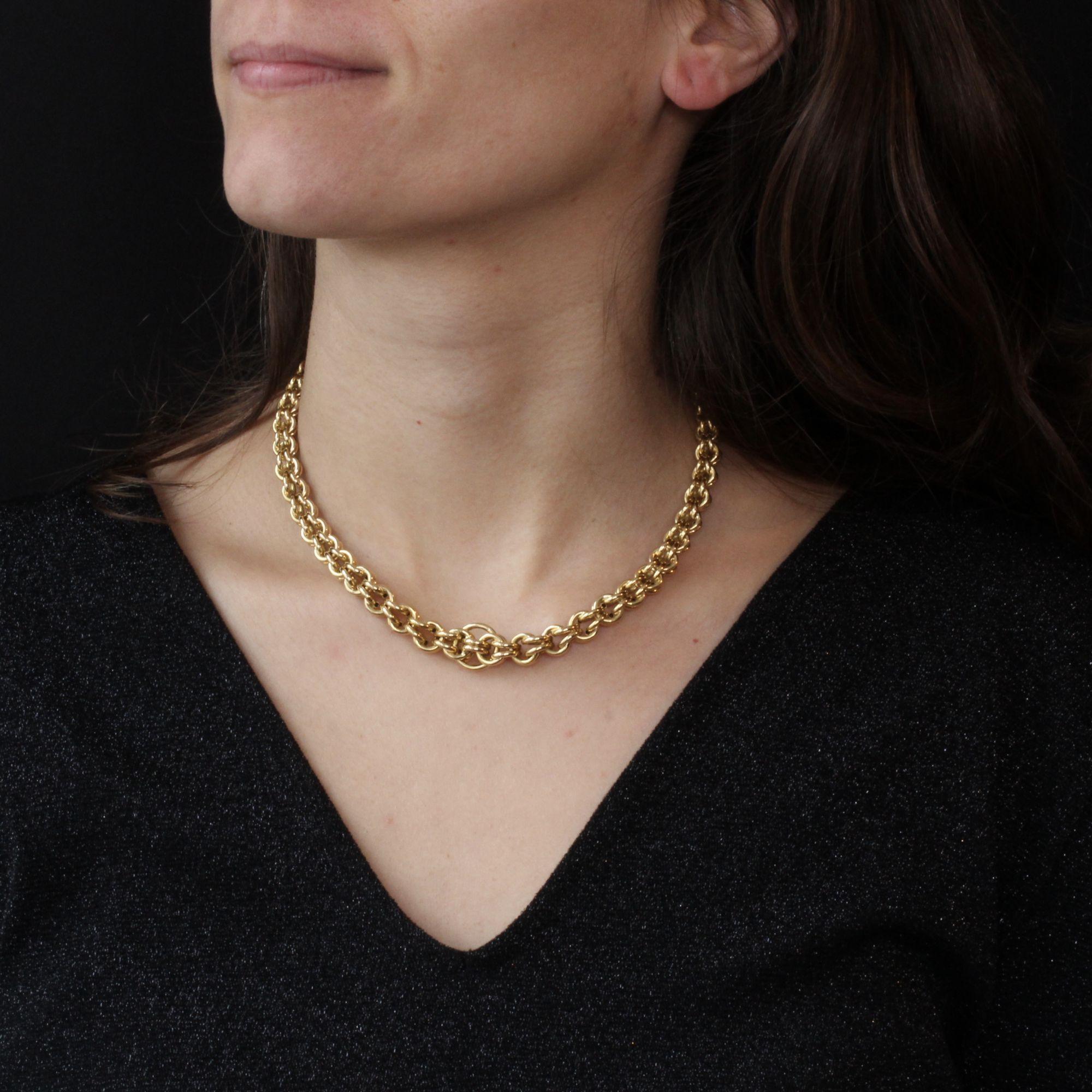 Necklace in 18 karat yellow gold, eagle head hallmark and rhinoceros head hallmark.
This beautiful retro gold necklace is formed of round rings intertwined in fall. The clasp is a snap hook clasp and the retro gold necklace also has a safety