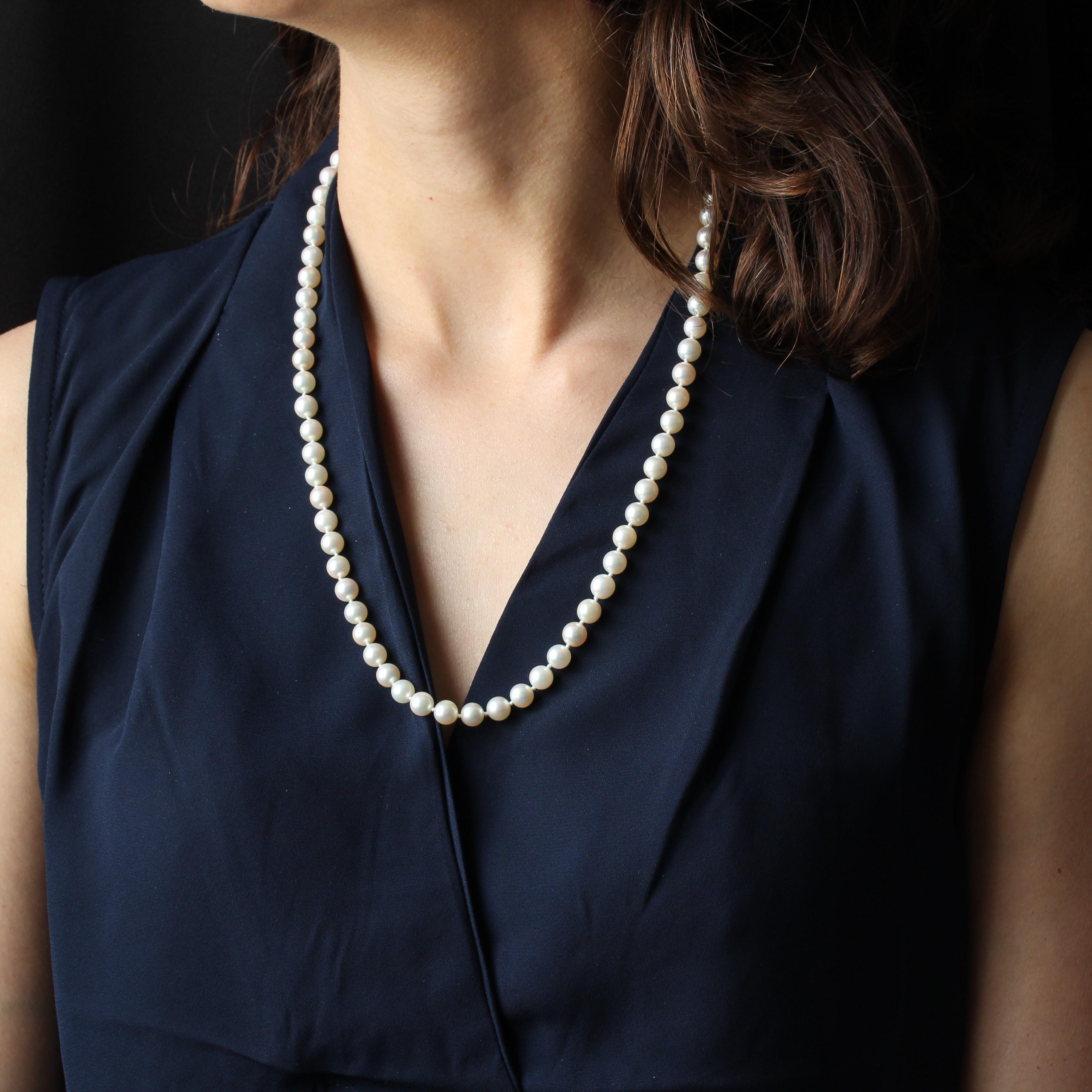 Collier composé de perles de culture blanches japonaises en chute. Le fermoir est caché dans une perle ovale à l'extrémité. Il est livré avec une chaîne de sécurité et un anneau à ressort en or blanc 18 carats.
Longueur : 58 cm
Diamètre des perles :