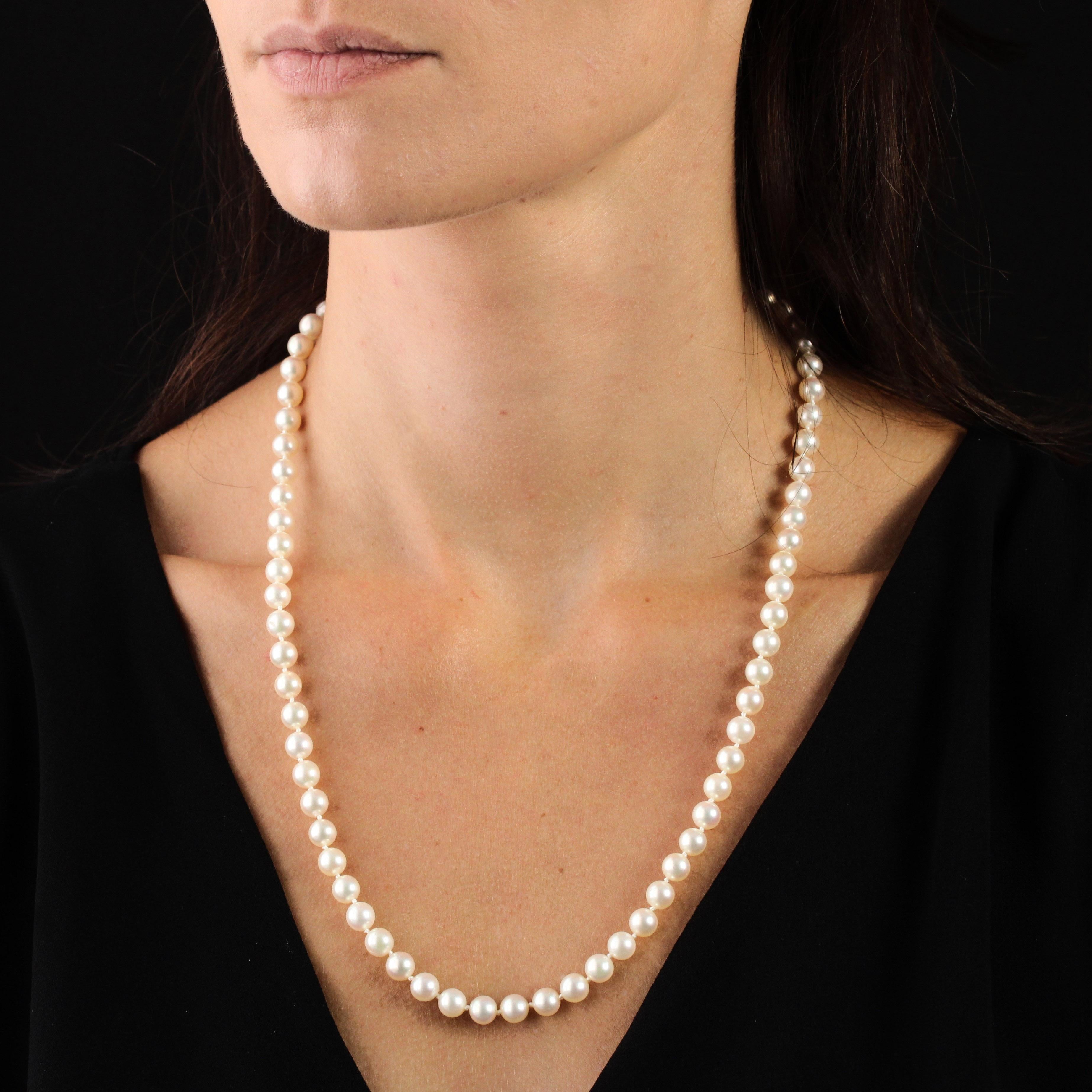 Collier composé de perles de culture blanches japonaises en chute. Le fermoir est caché dans une perle ovale à l'extrémité. Il est livré avec une chaîne de sécurité et un anneau à ressort en or blanc 18 carats.
Longueur : 58 cm
Diamètre des perles :