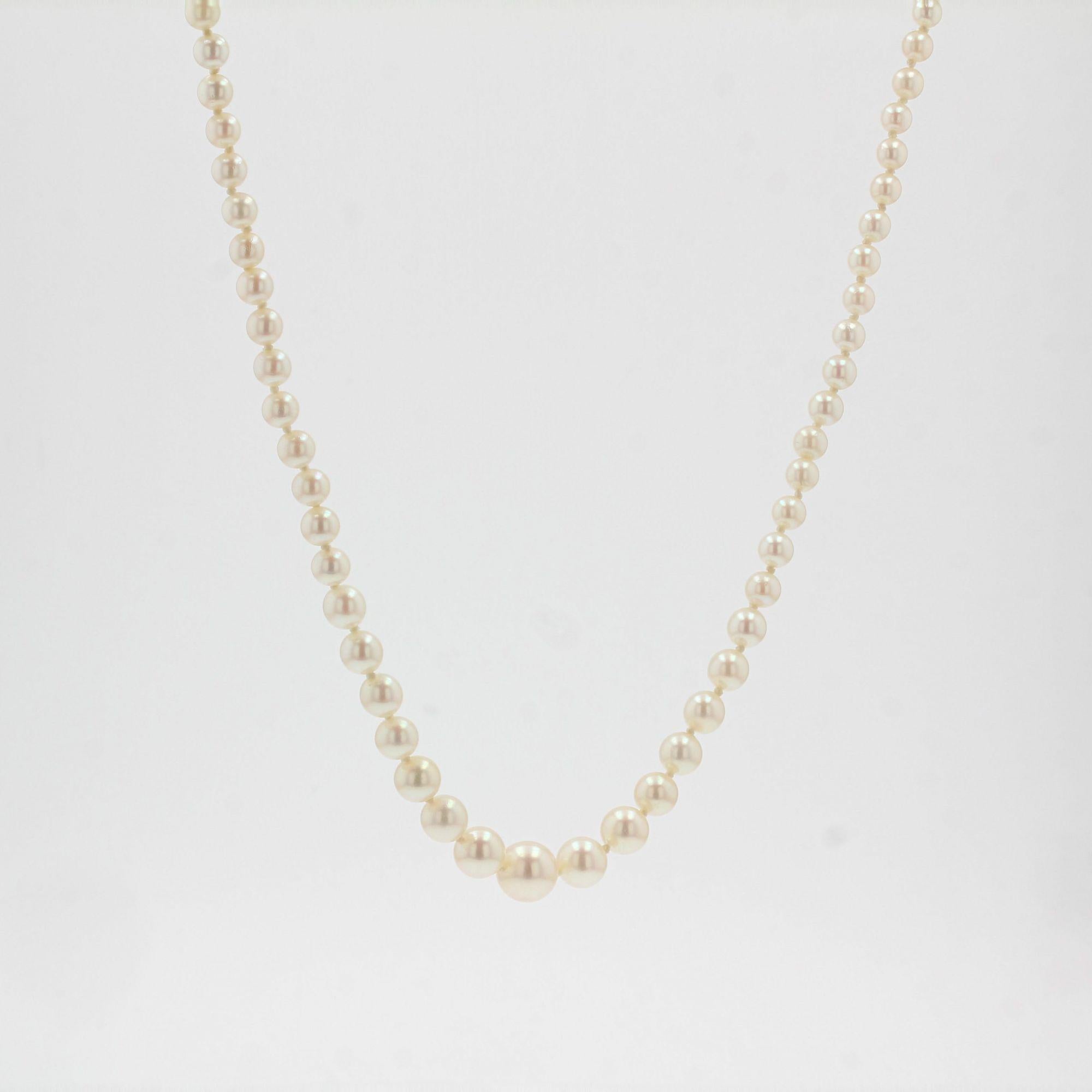 French 1950s Japanese Pearly White Orient Cultured Pearl Falling Necklace For Sale 4