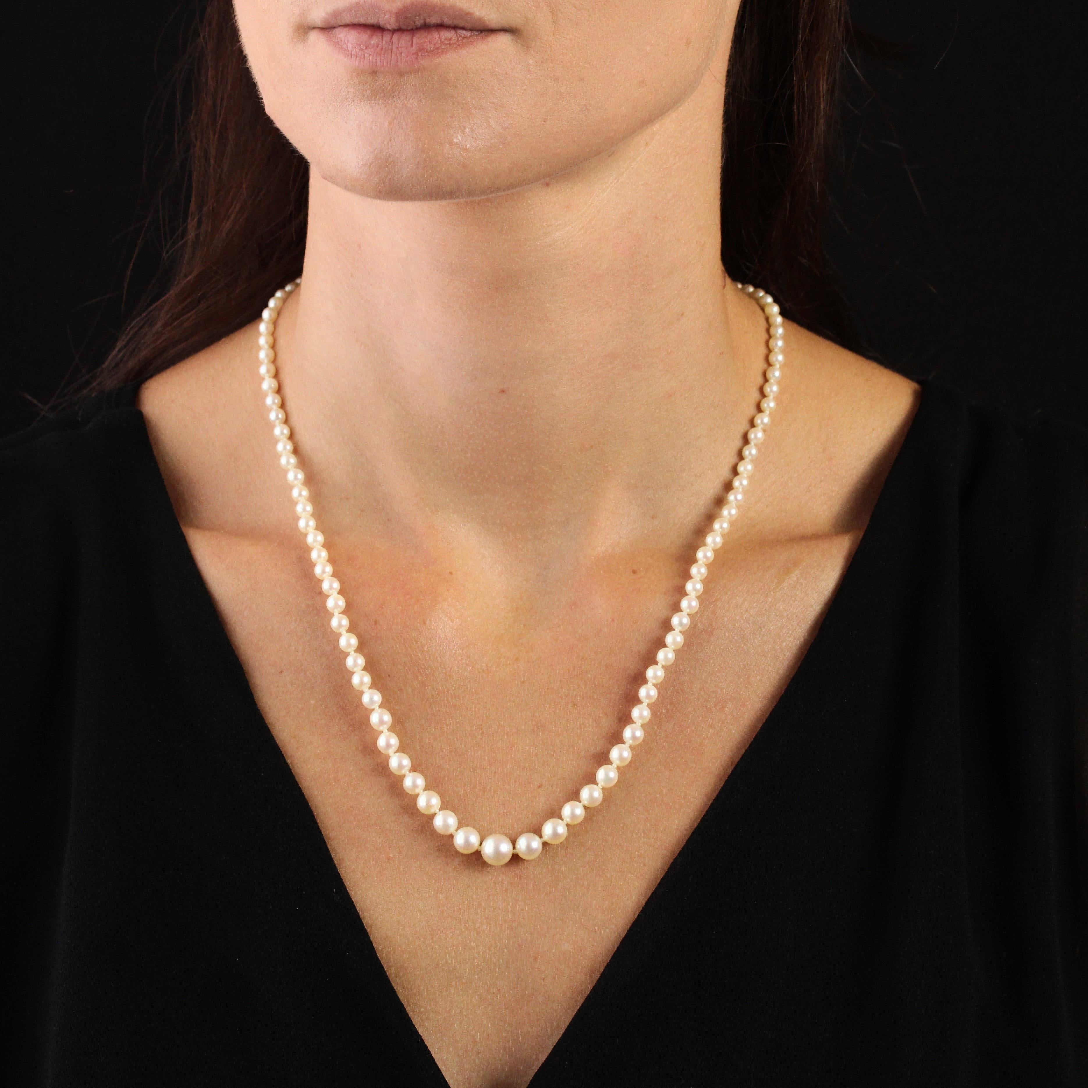 French 1950s Japanese Pearly White Orient Cultured Pearl Falling Necklace For Sale 5