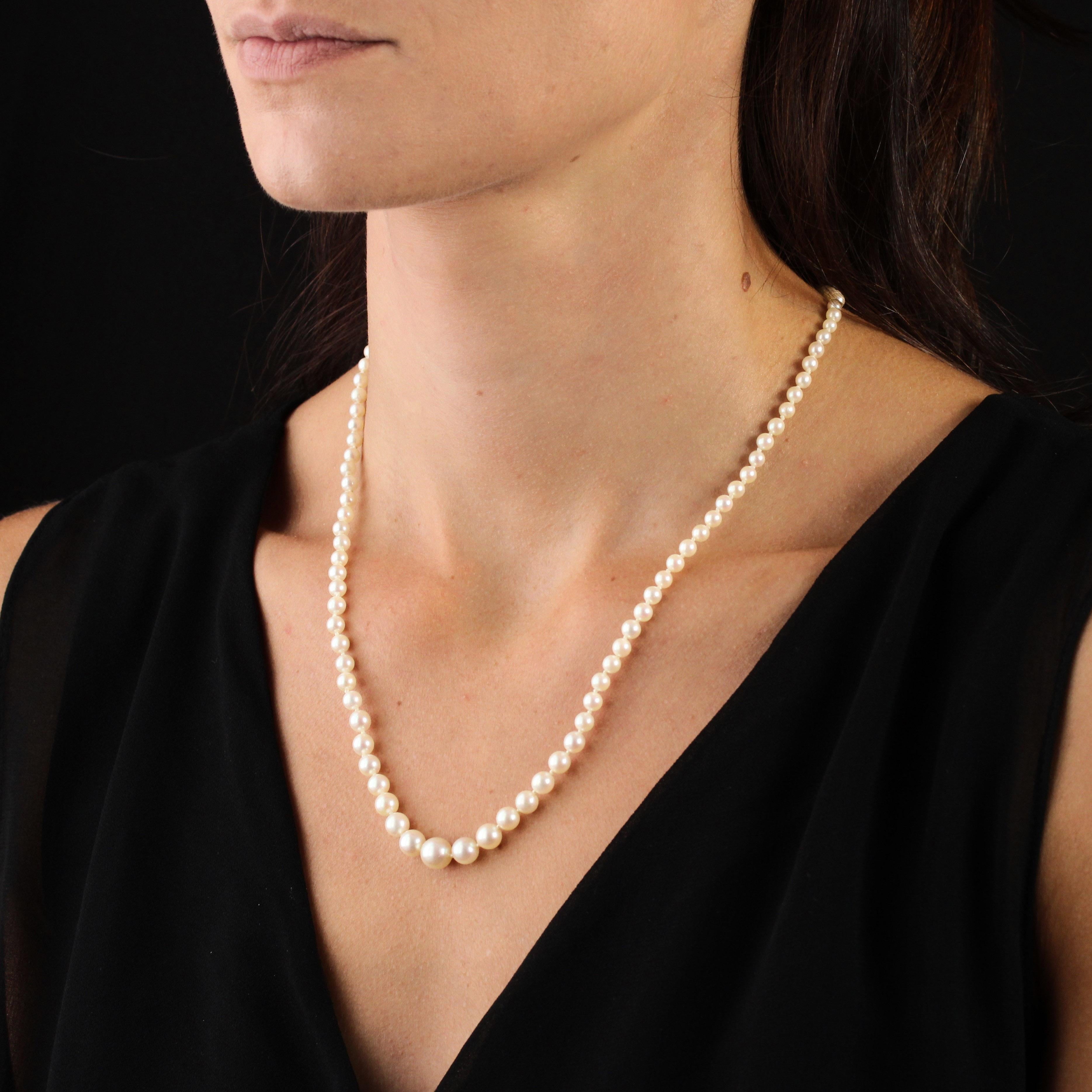 French 1950s Japanese Pearly White Orient Cultured Pearl Falling Necklace For Sale 6