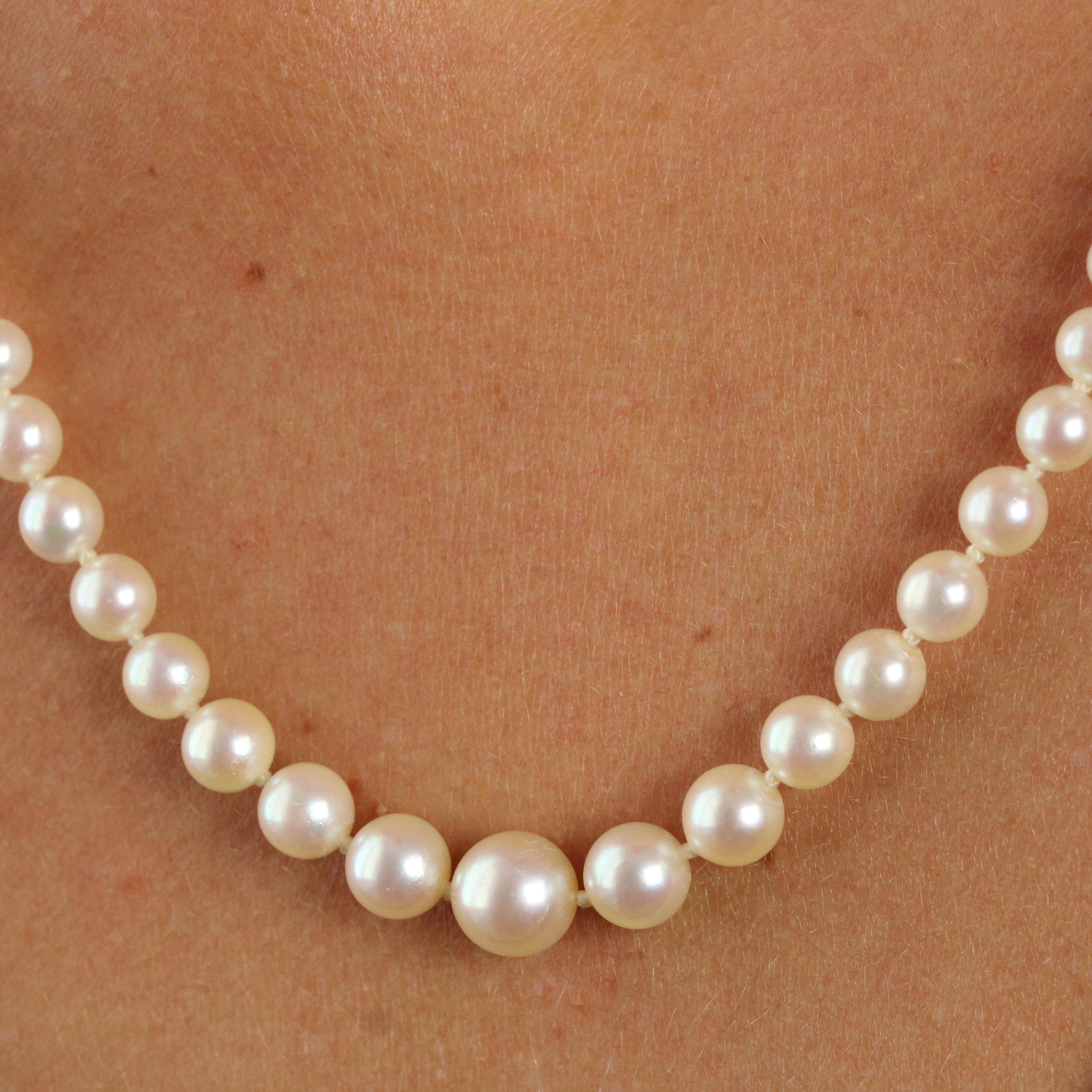 French 1950s Japanese Pearly White Orient Cultured Pearl Falling Necklace For Sale 7