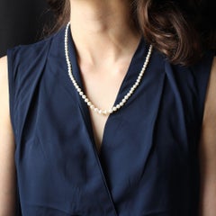 Collier français des années 1950 en perles blanches perlées d'Orient et perles de culture japonaise