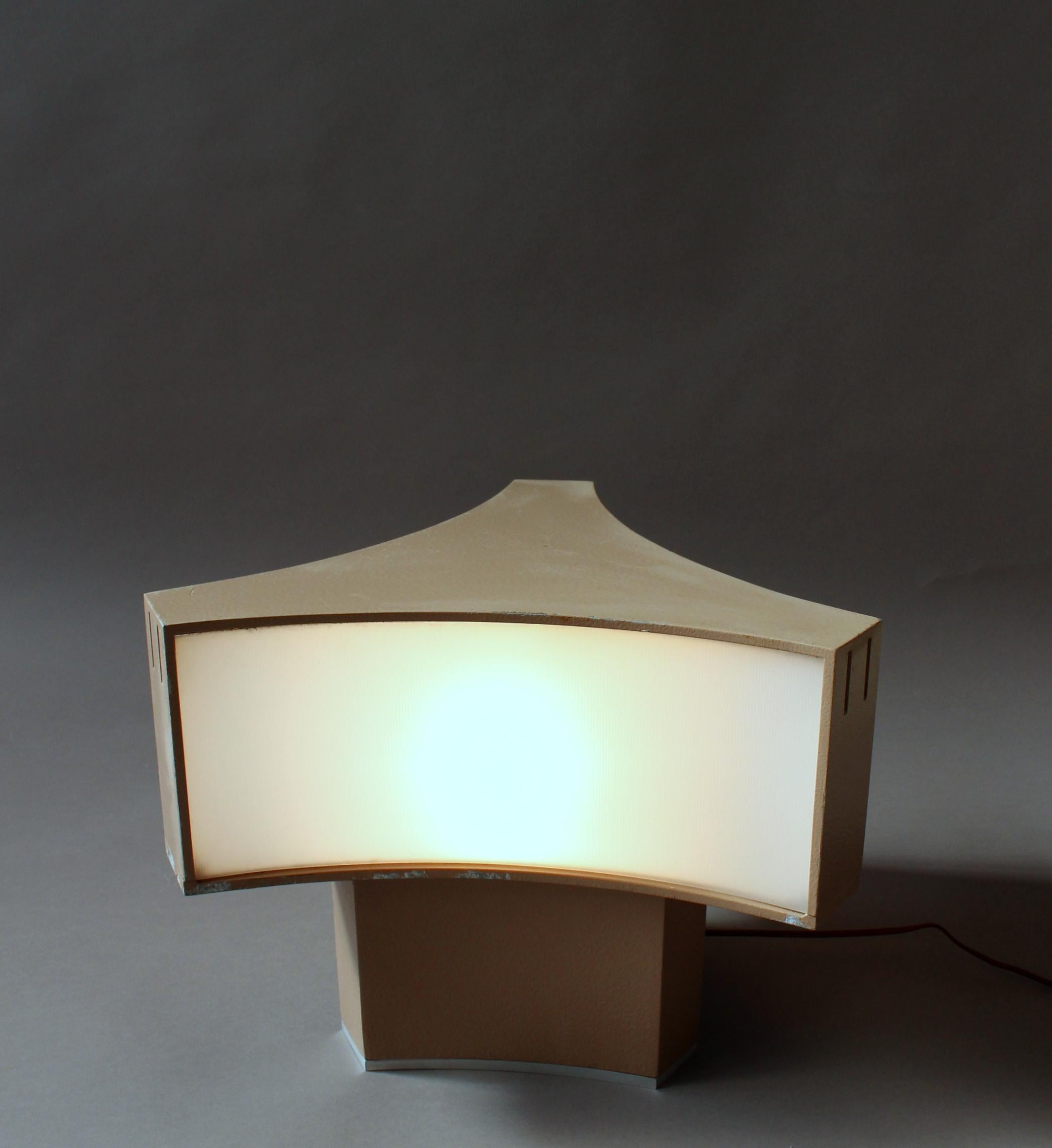 French 1950's Lacquered Metal and Lucite Triangular Shape table Lamp by Perzel For Sale 2