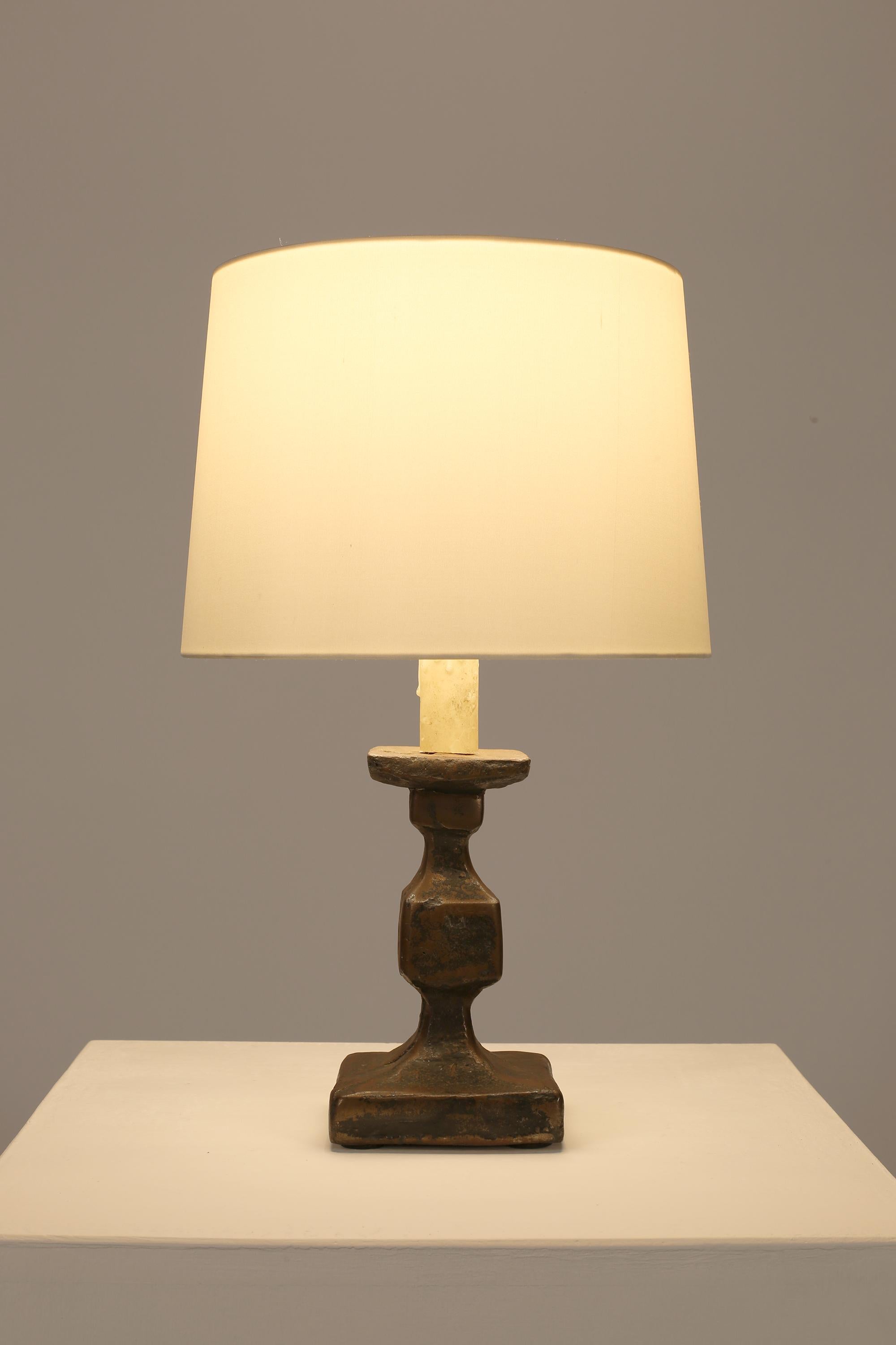 A fine cast iron table lamp of brutalist, candlestick-like form in the manner of Alberto & Diego Giacometti. Unattributed, but monogram stamped with the letters ADLP and edition 2/10. French, c. 1950s. Supplied with an off-white dupion silk