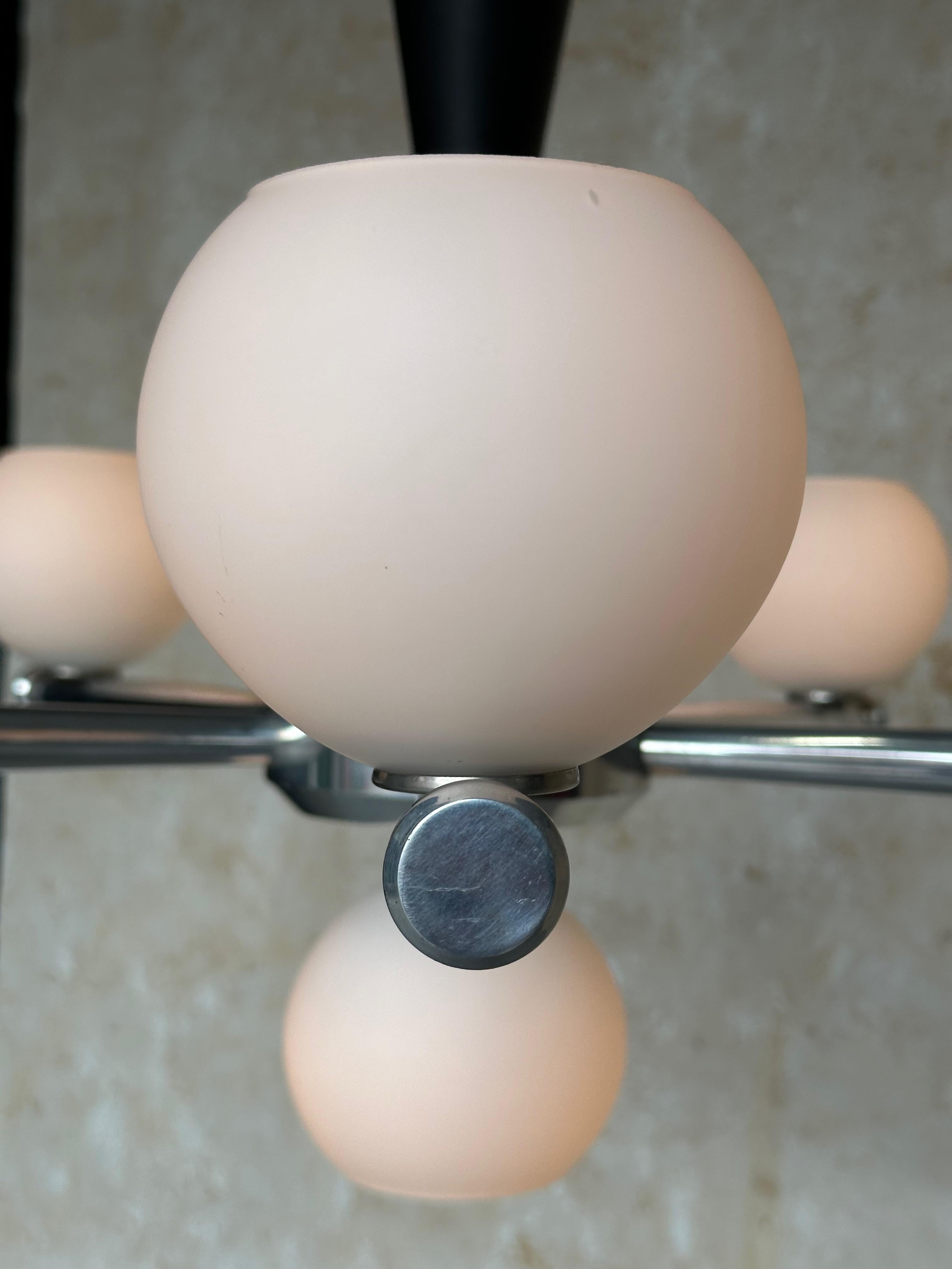 Lampadario francese di metà secolo moderno in alluminio degli anni '50 in vendita 3