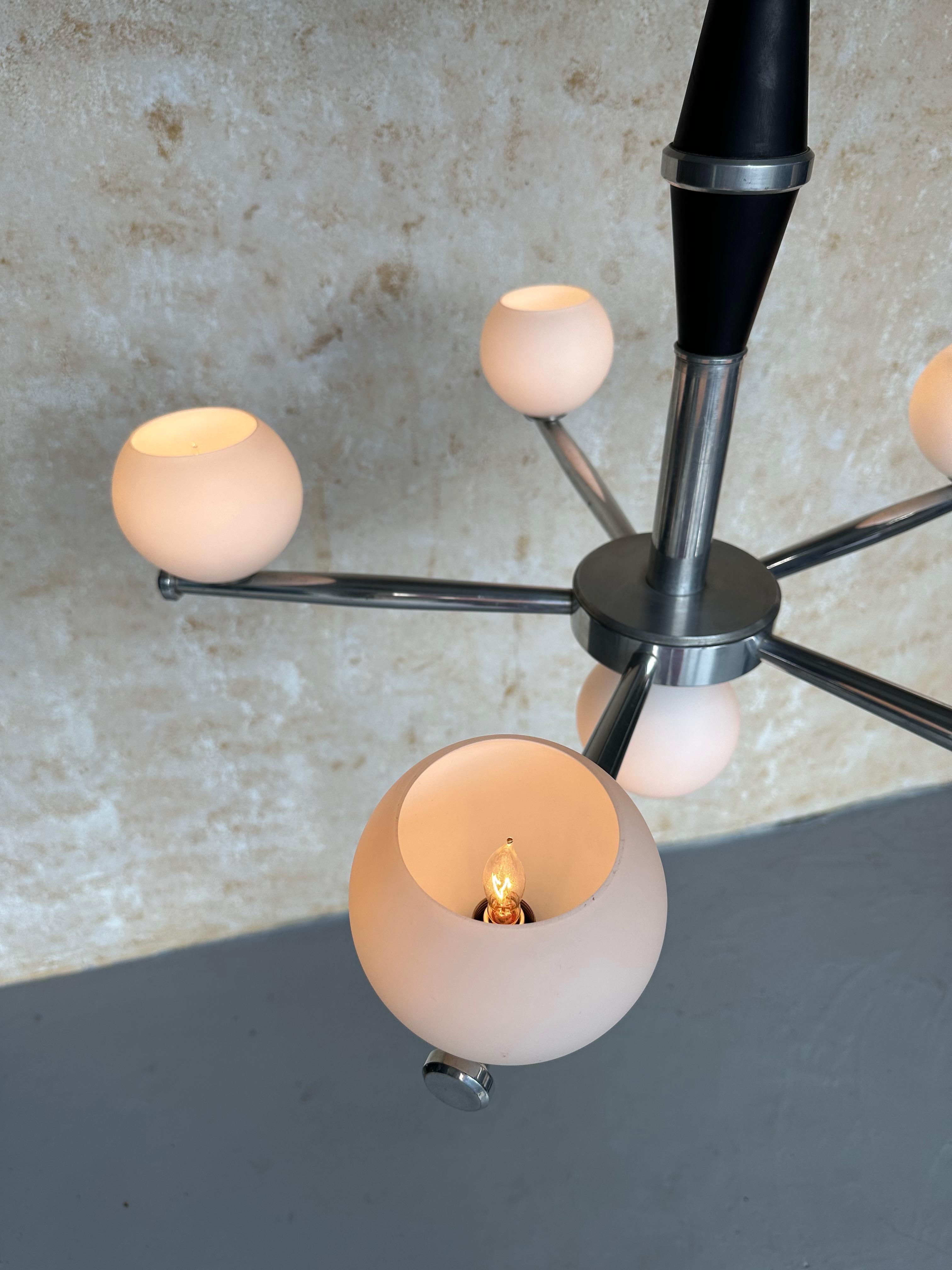 Lampadario francese di metà secolo moderno in alluminio degli anni '50 in vendita 4
