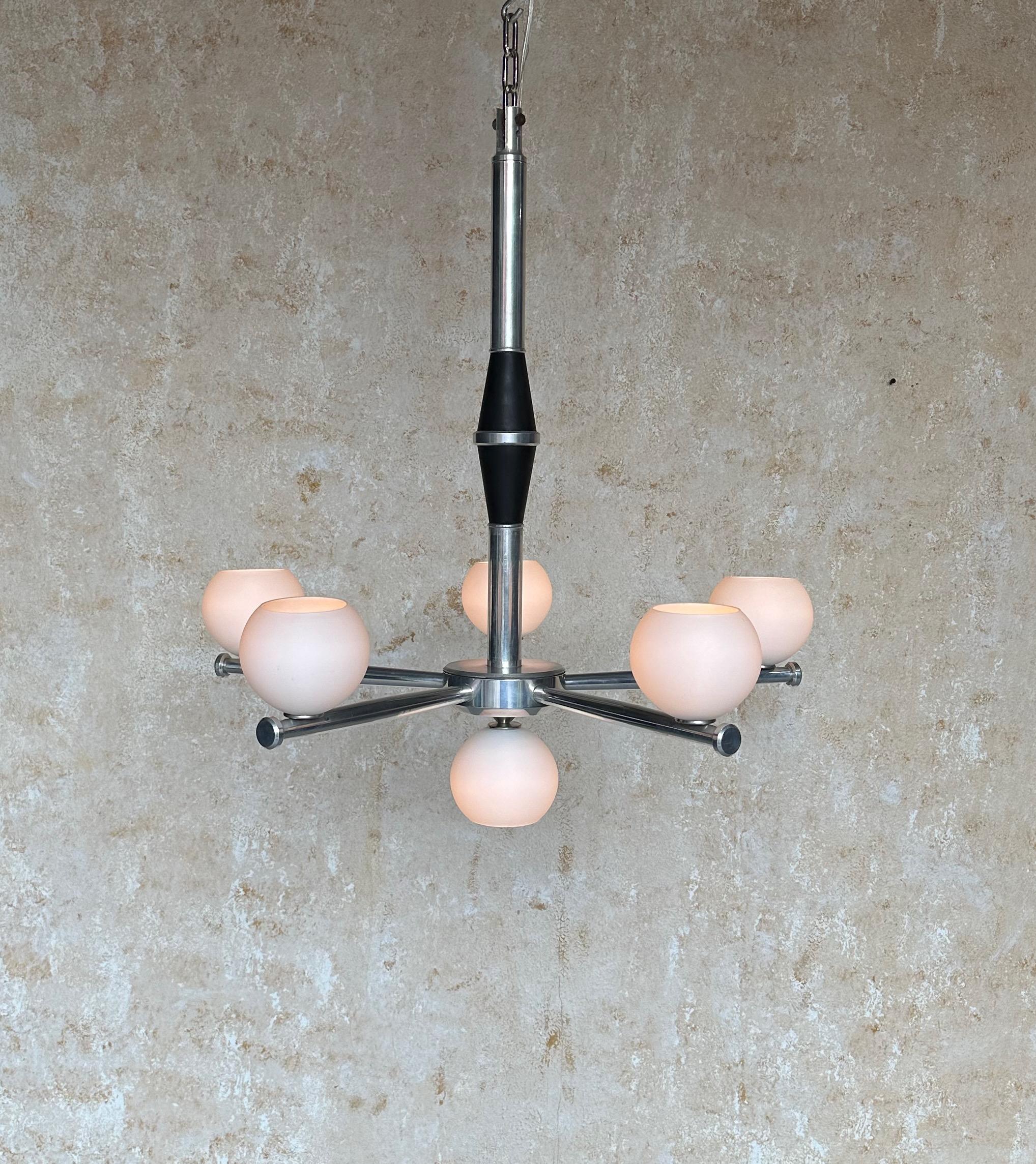 Lampadario francese di metà secolo moderno in alluminio degli anni '50 in vendita 5
