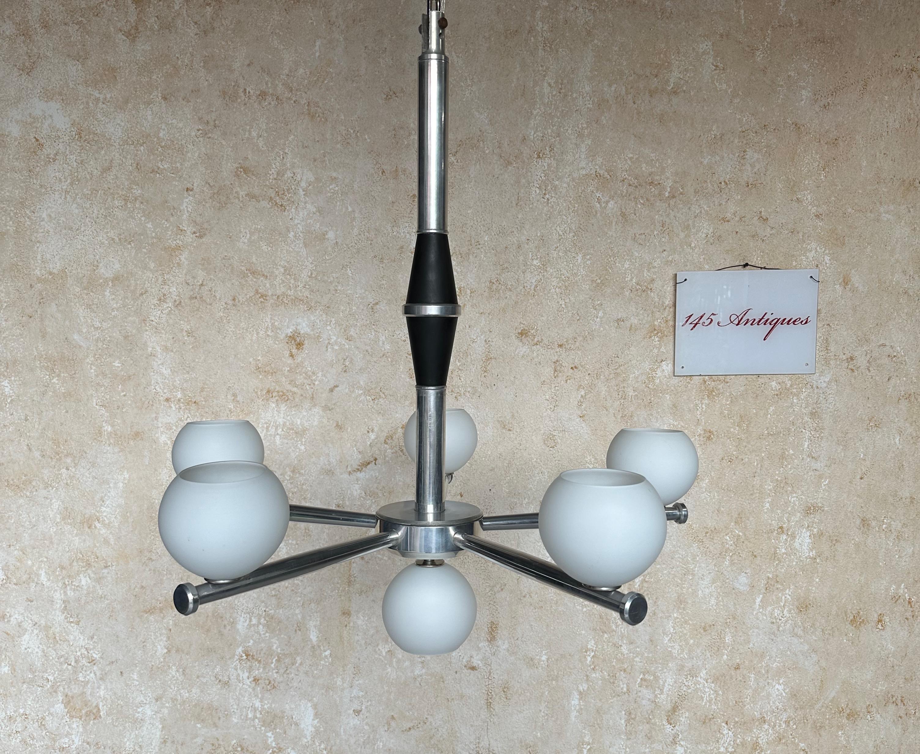 Lampadario francese di metà secolo moderno in alluminio degli anni '50 in vendita 9