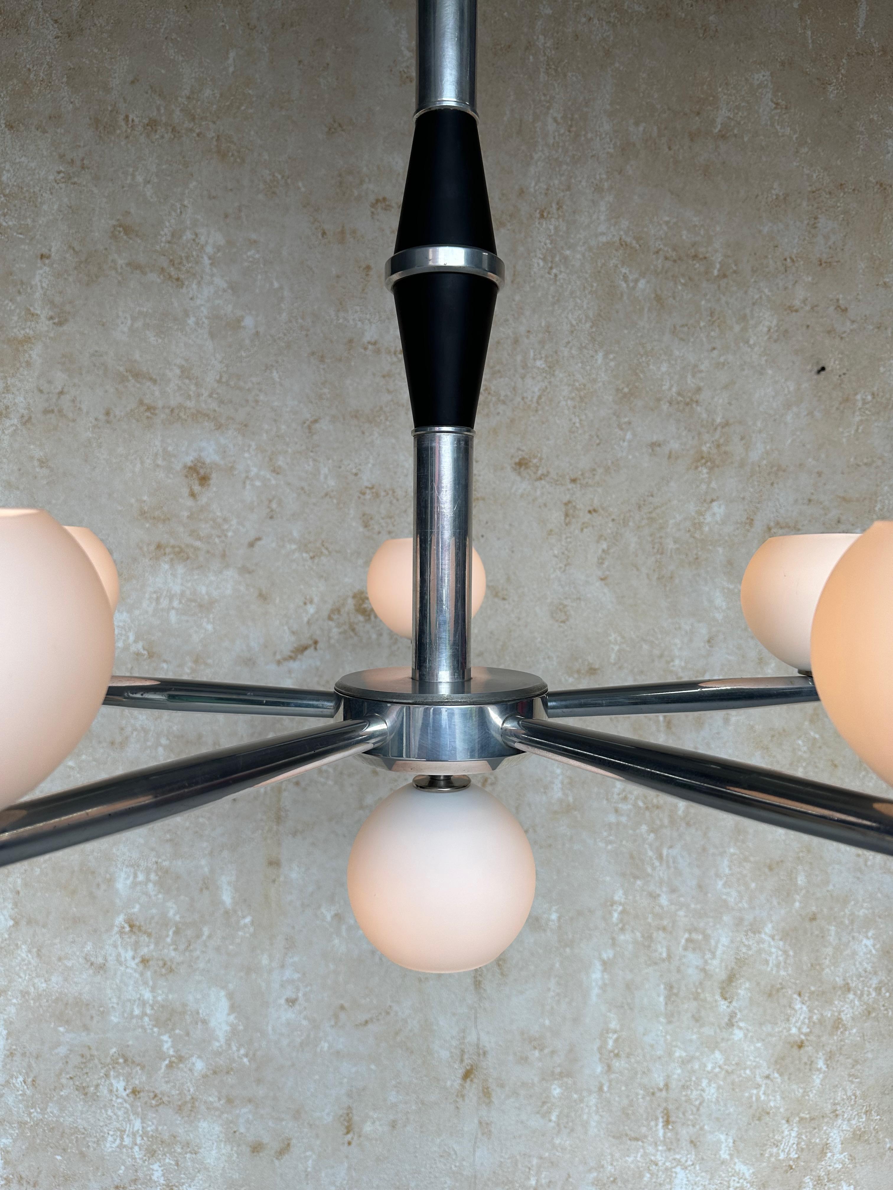Mid-Century moderno Lampadario francese di metà secolo moderno in alluminio degli anni '50 in vendita