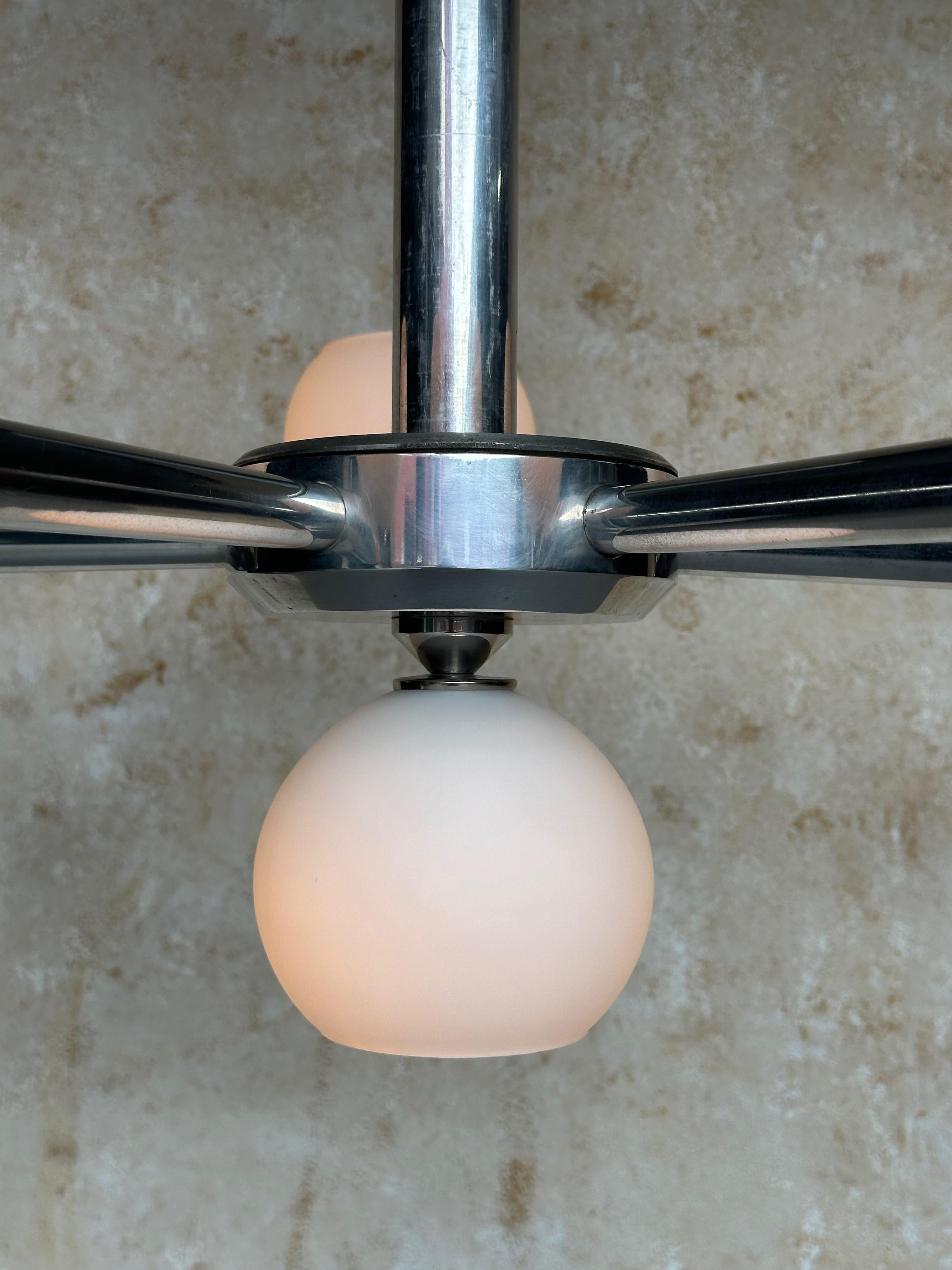 Francese Lampadario francese di metà secolo moderno in alluminio degli anni '50 in vendita
