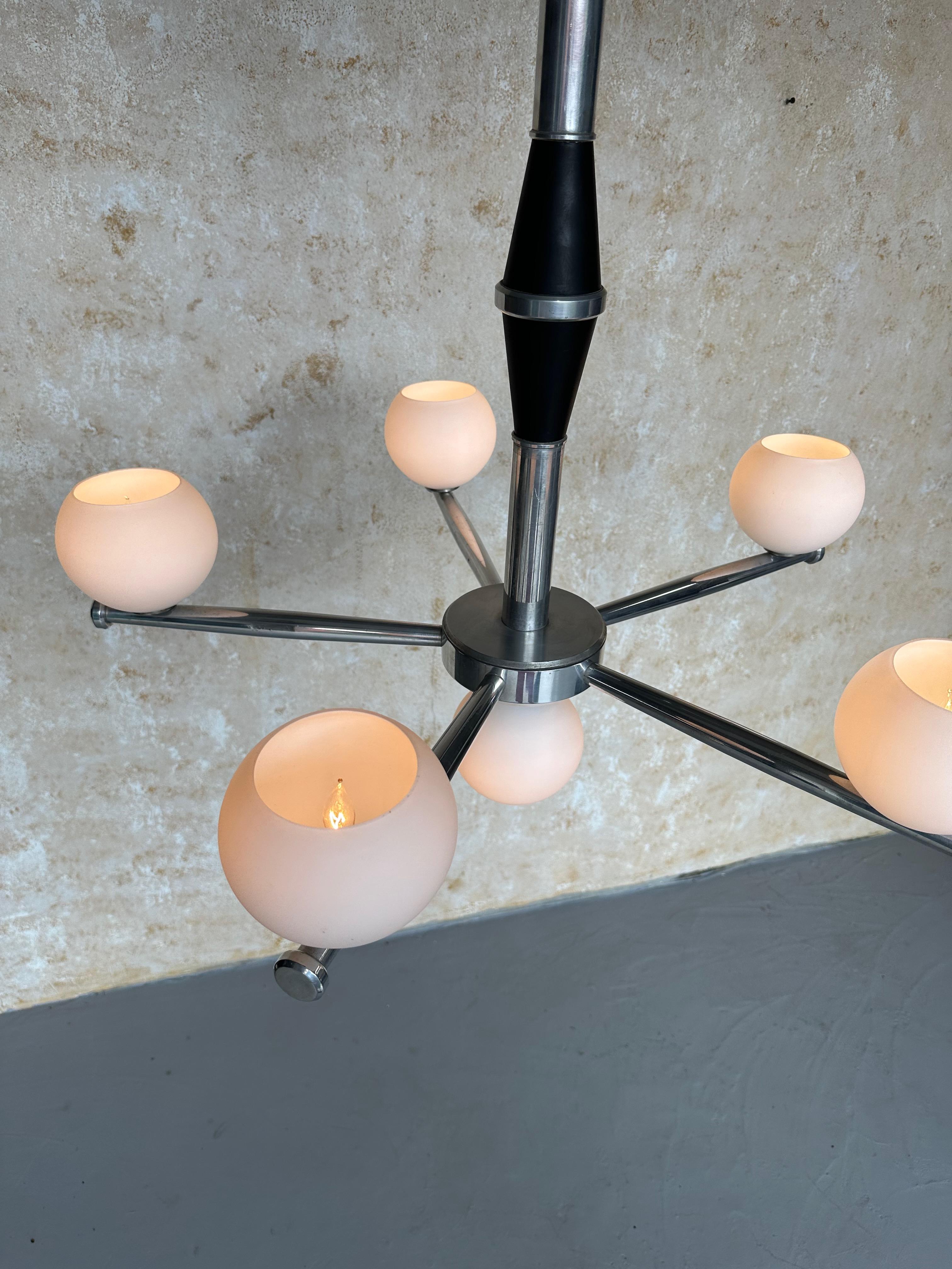 Lampadario francese di metà secolo moderno in alluminio degli anni '50 In condizioni buone in vendita a Buchanan, NY