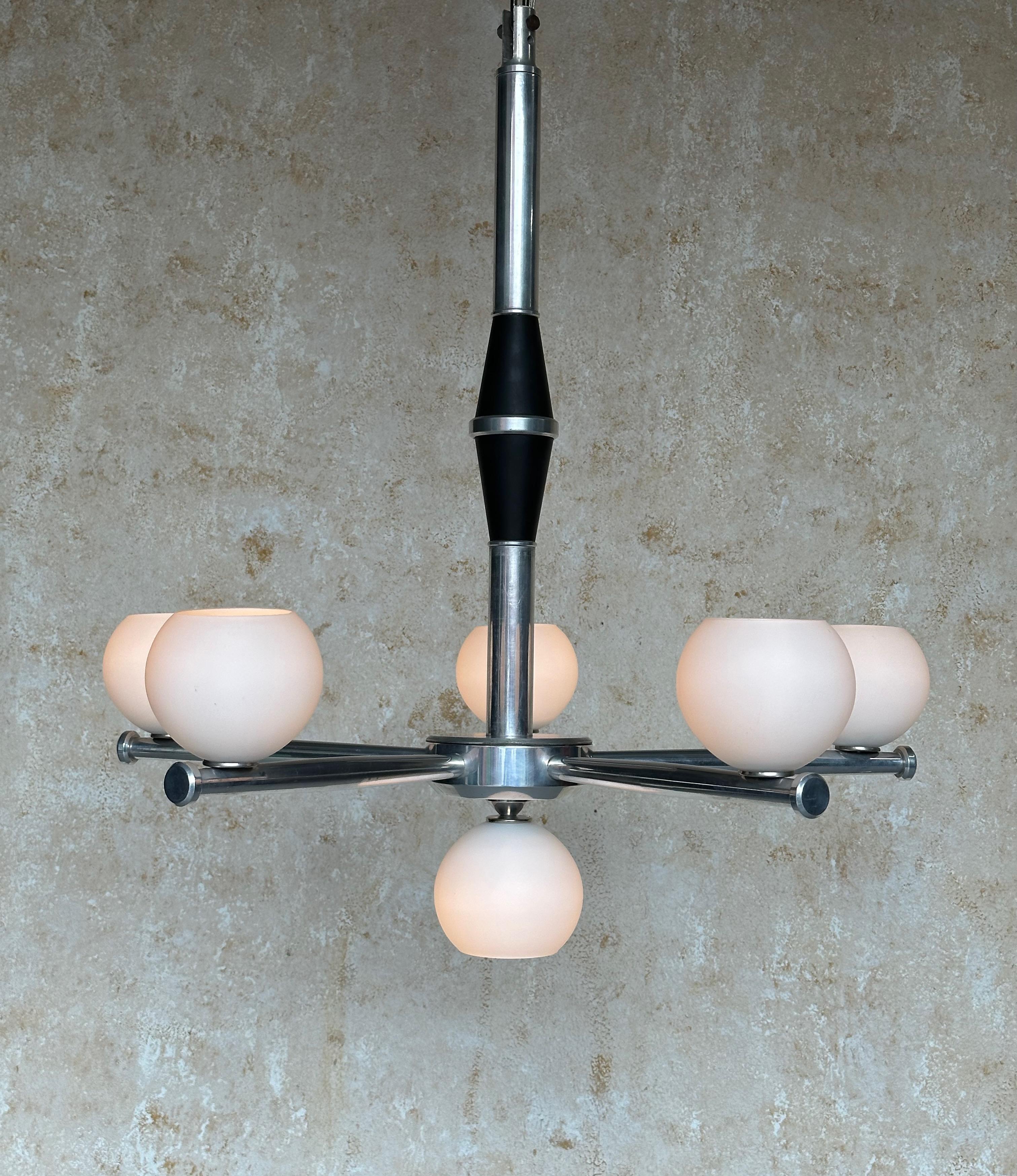 Vetro Lampadario francese di metà secolo moderno in alluminio degli anni '50 in vendita