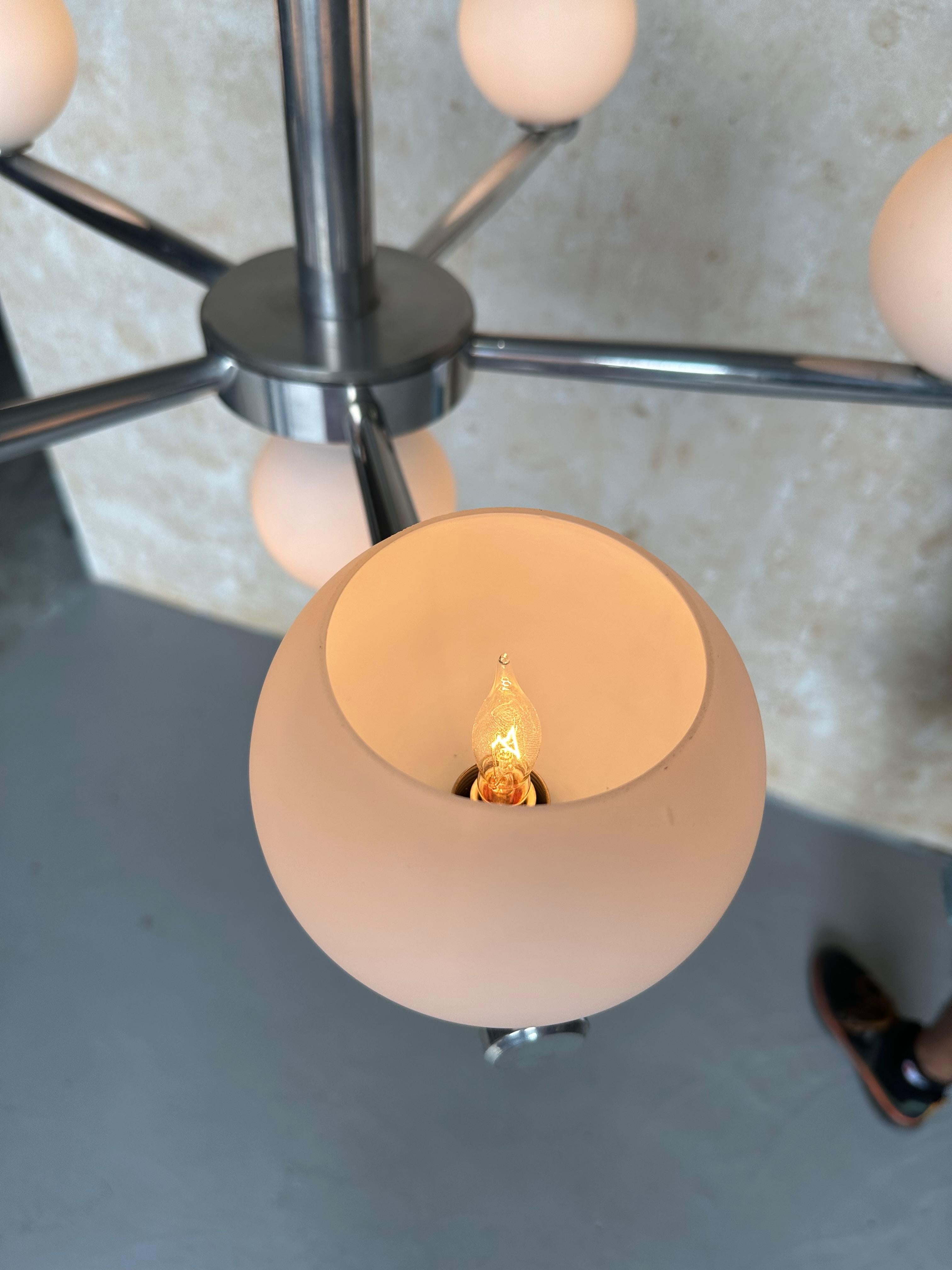 Lampadario francese di metà secolo moderno in alluminio degli anni '50 in vendita 1