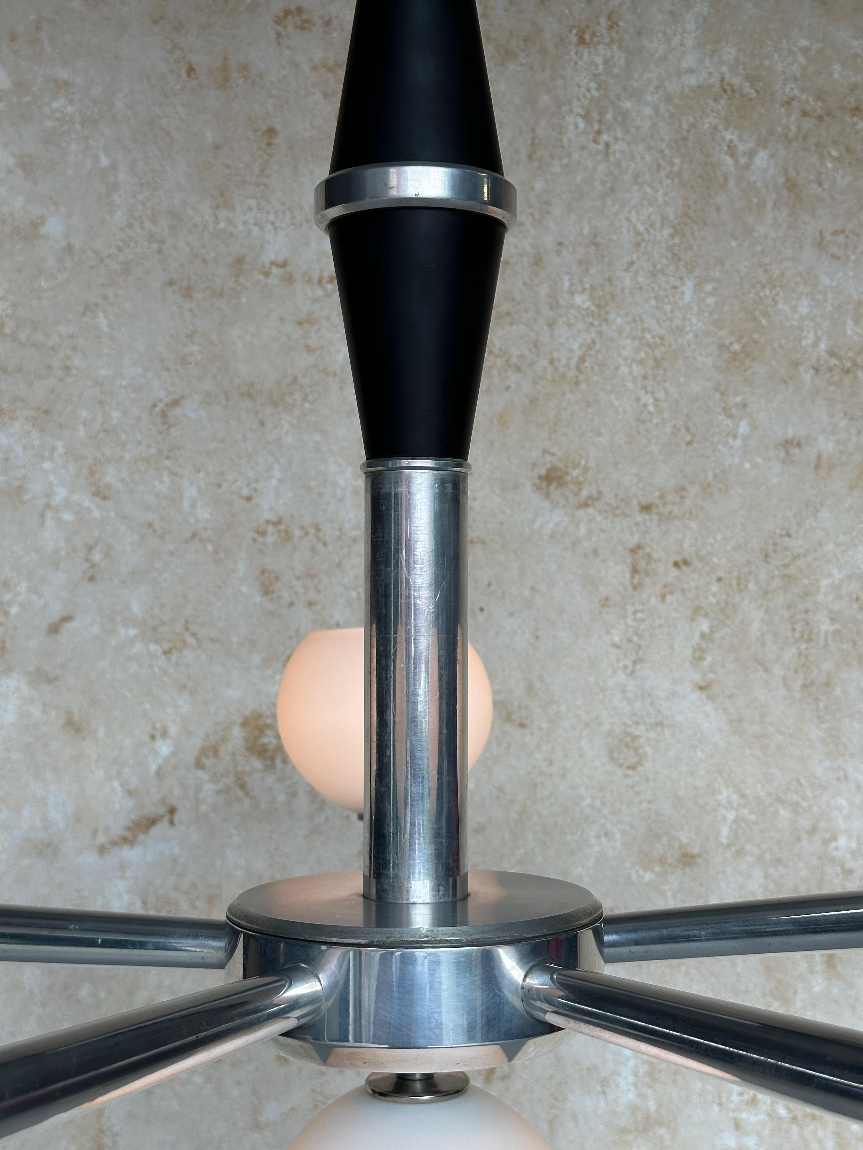 Lampadario francese di metà secolo moderno in alluminio degli anni '50 in vendita 2