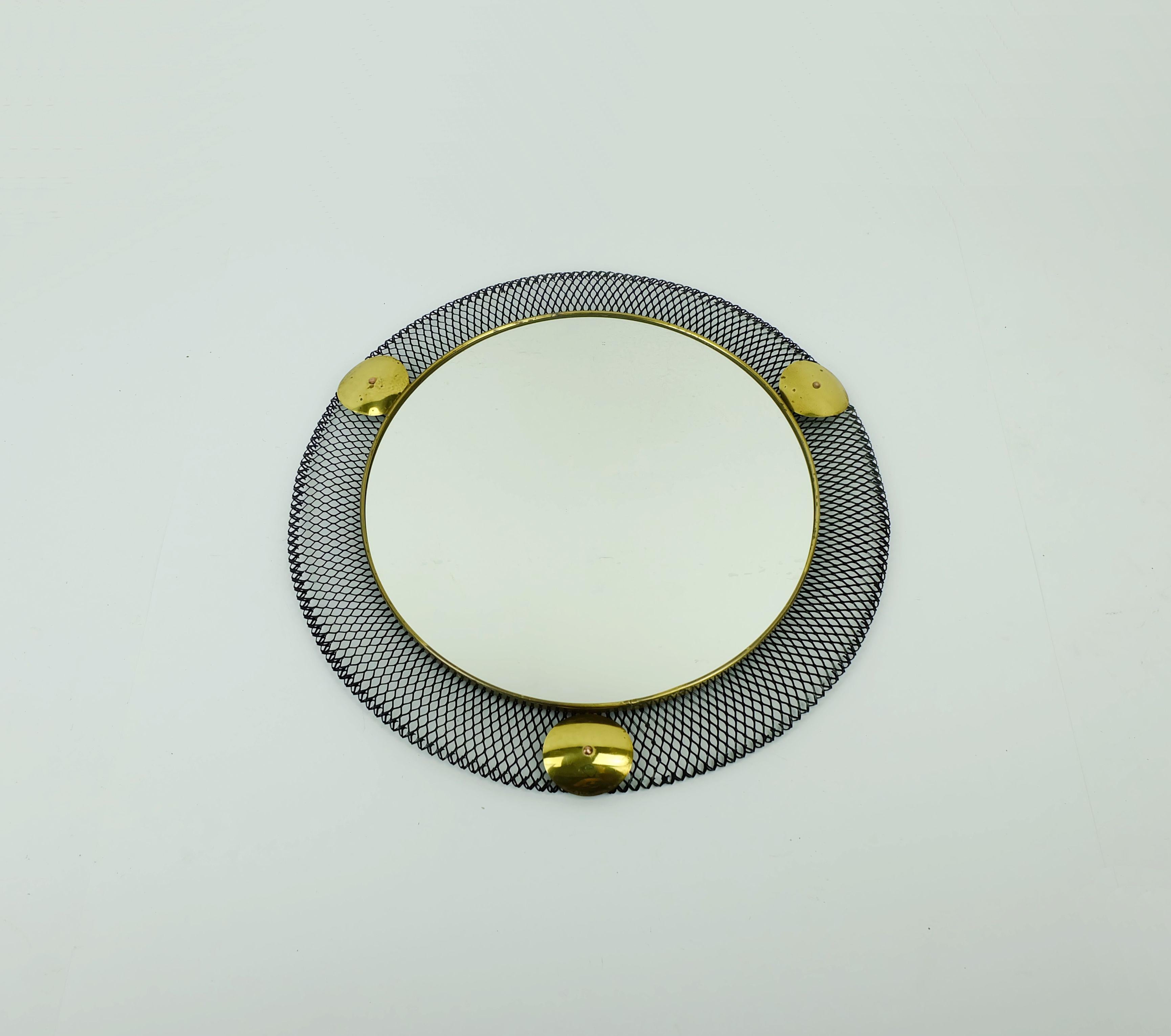 Mid-Century Modern MIROIR MURAL français des années 50 avec cadre en maille métallique et laiton en vente