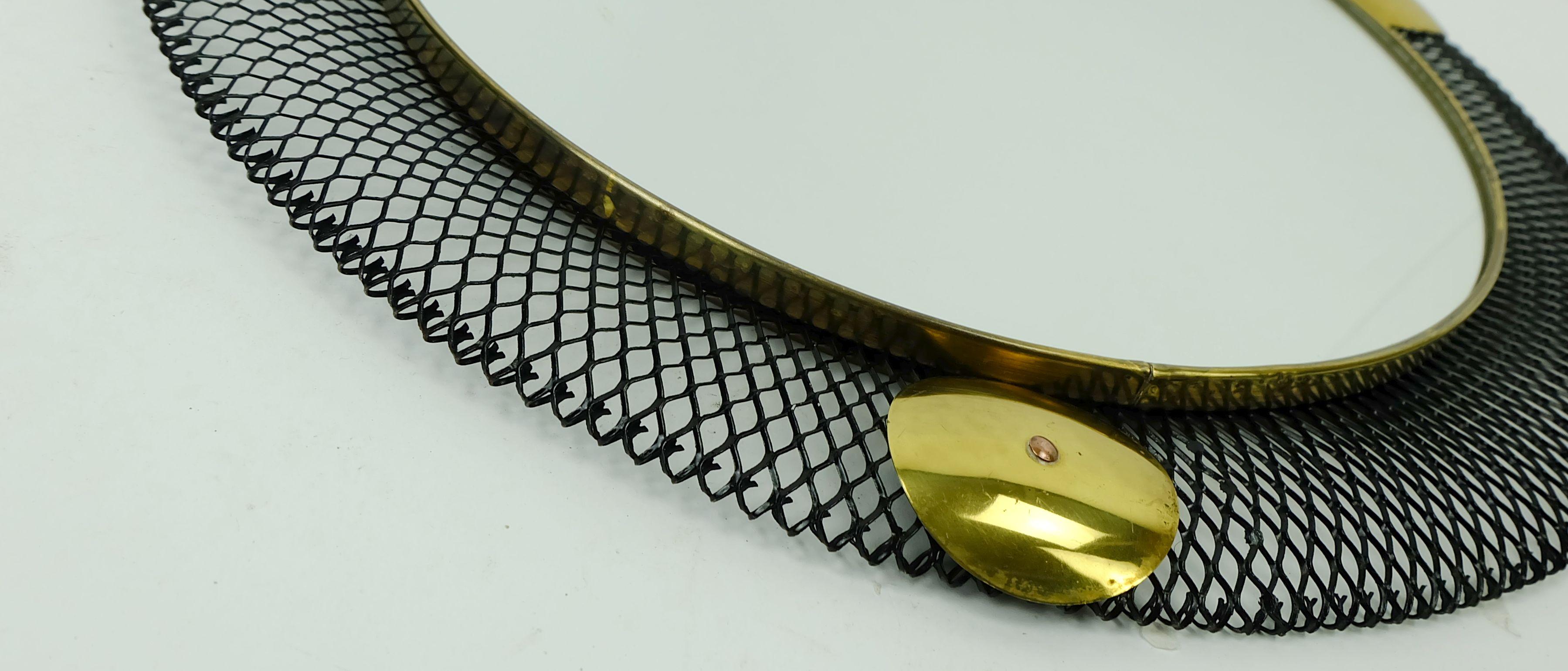MIROIR MURAL français des années 50 avec cadre en maille métallique et laiton Bon état - En vente à Mannheim, DE
