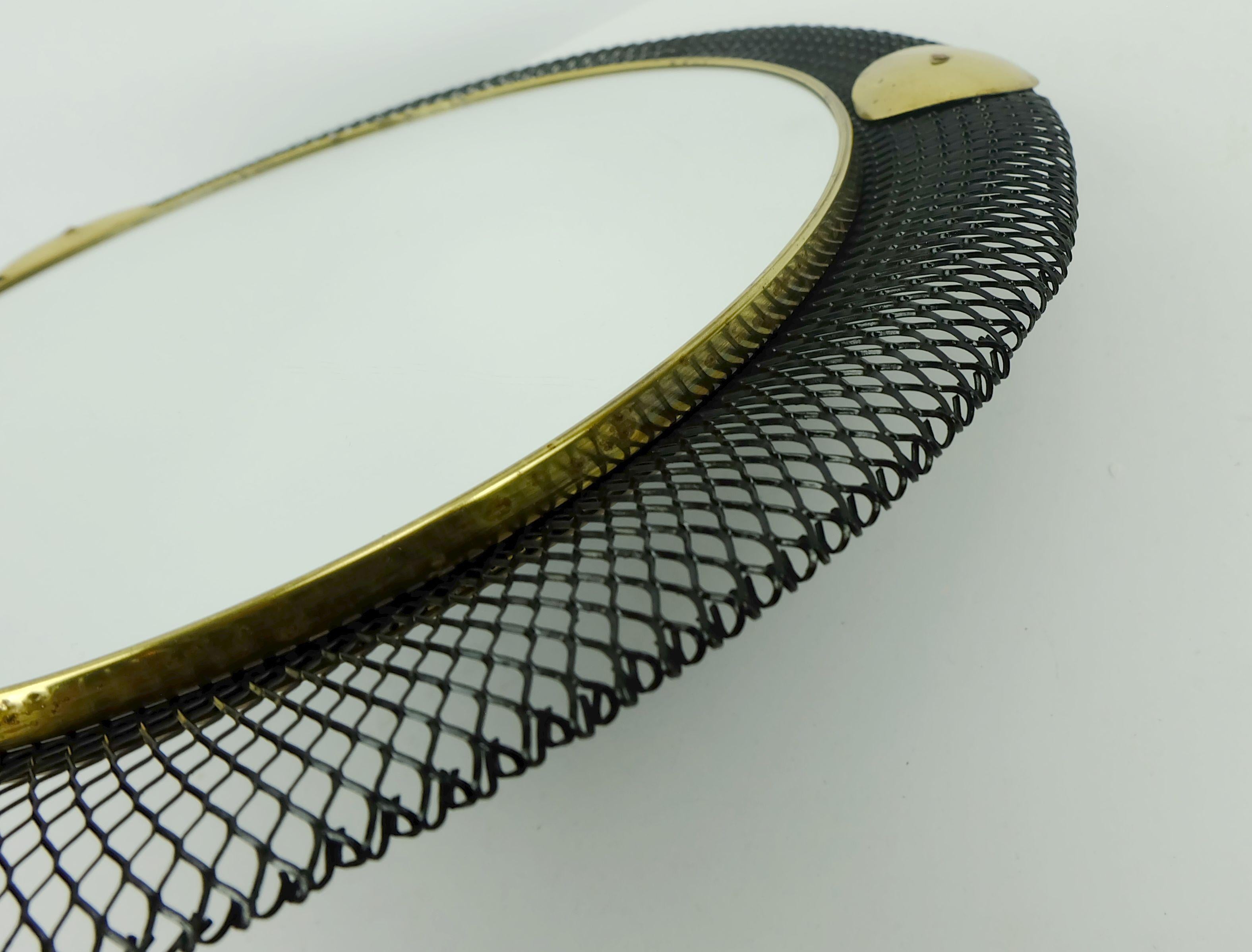 Métal MIROIR MURAL français des années 50 avec cadre en maille métallique et laiton en vente