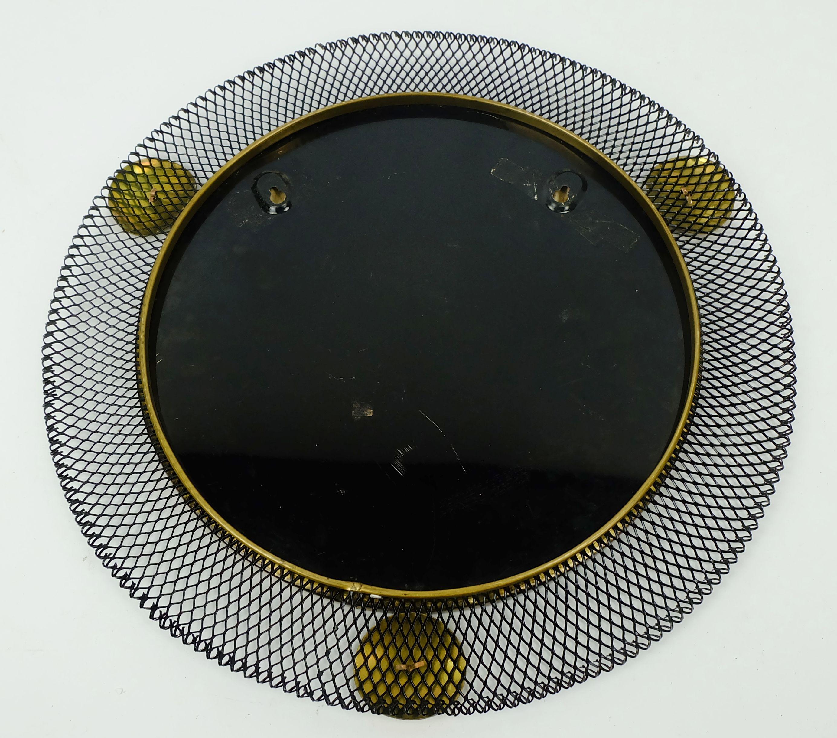 MIROIR MURAL français des années 50 avec cadre en maille métallique et laiton en vente 1