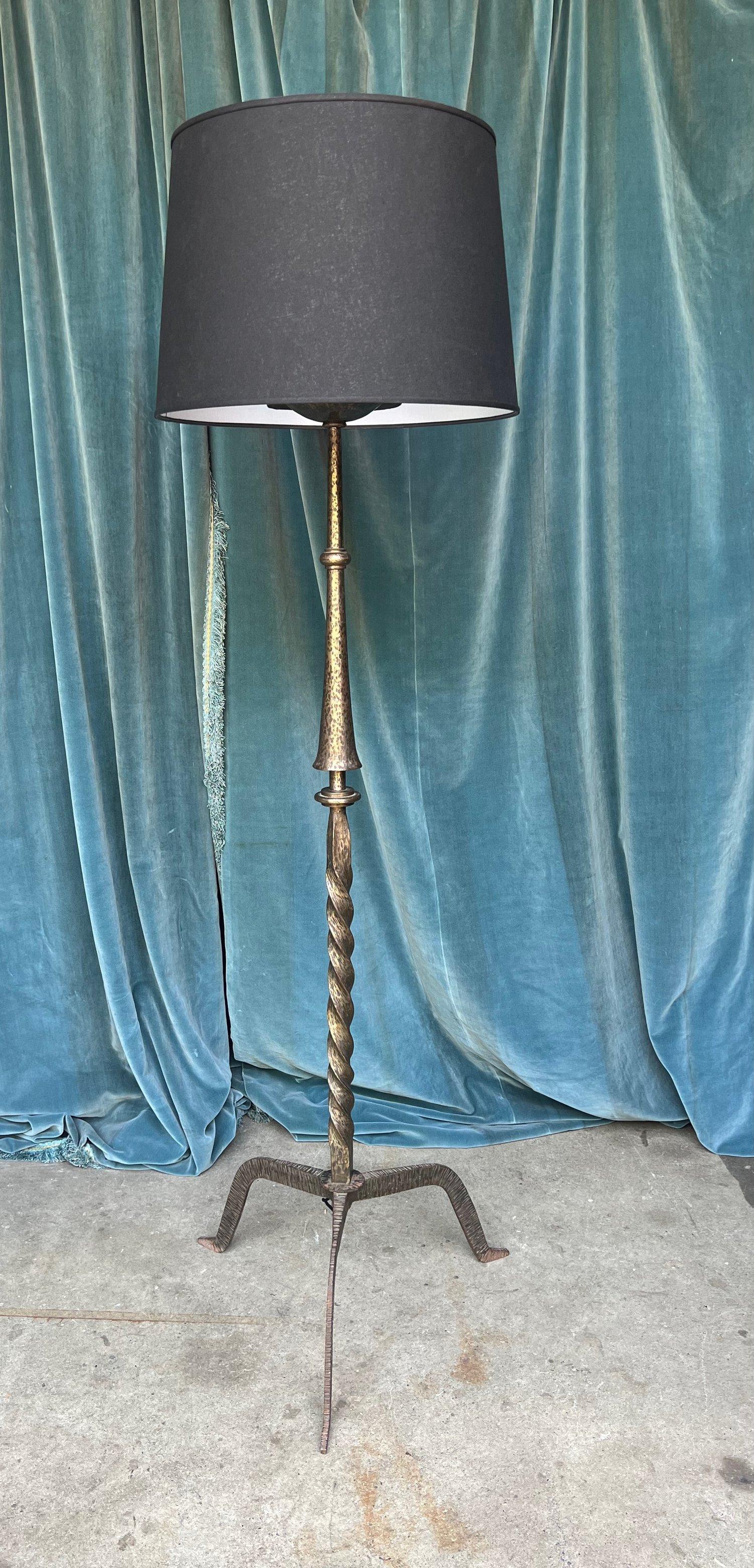 Lámpara de pie de hierro modernista francesa de los años 50 Hierro en venta