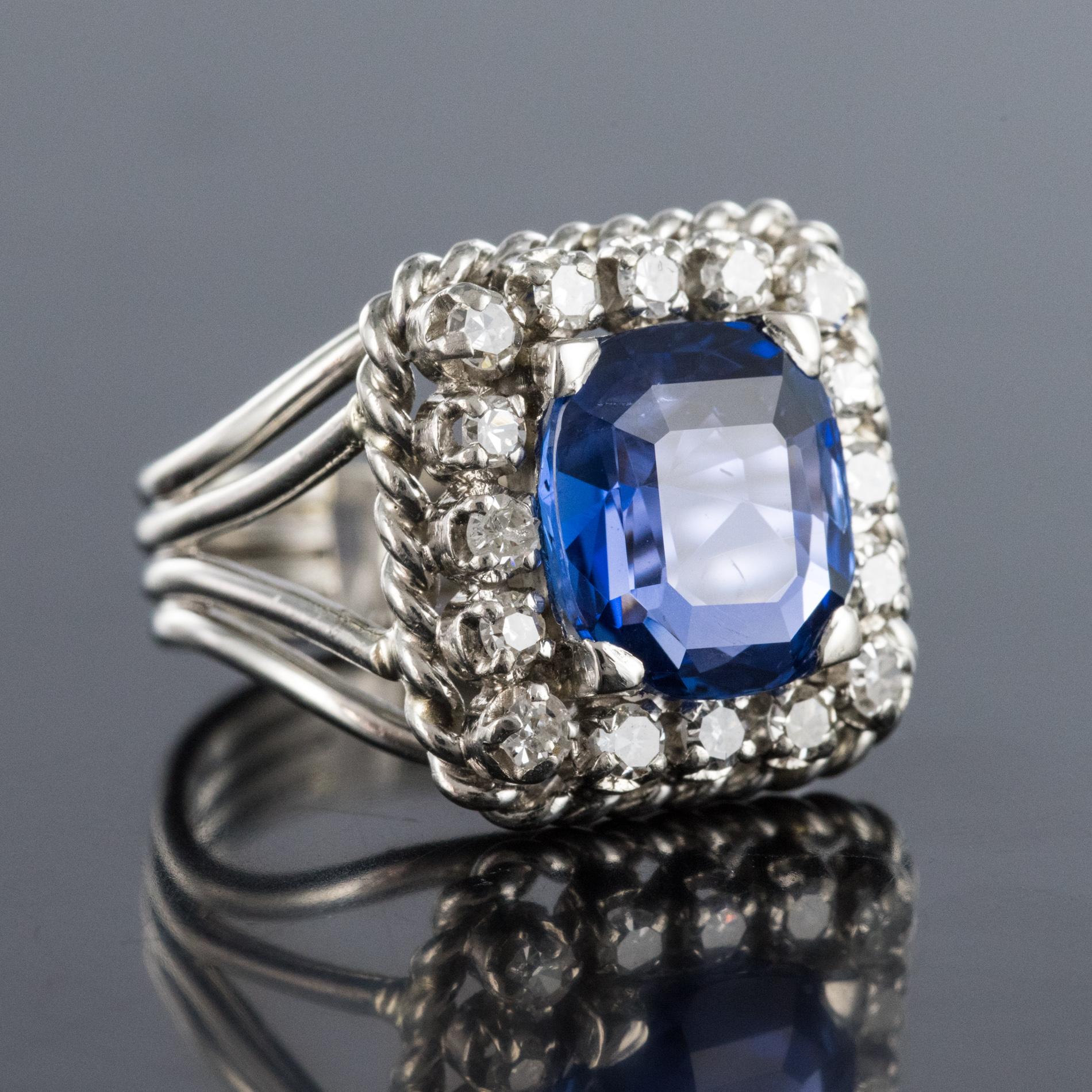 French 1950s No Heat Cushion Cut Ceylon Sapphire Diamonds Platinum Ring In Excellent Condition For Sale In Poitiers, FR