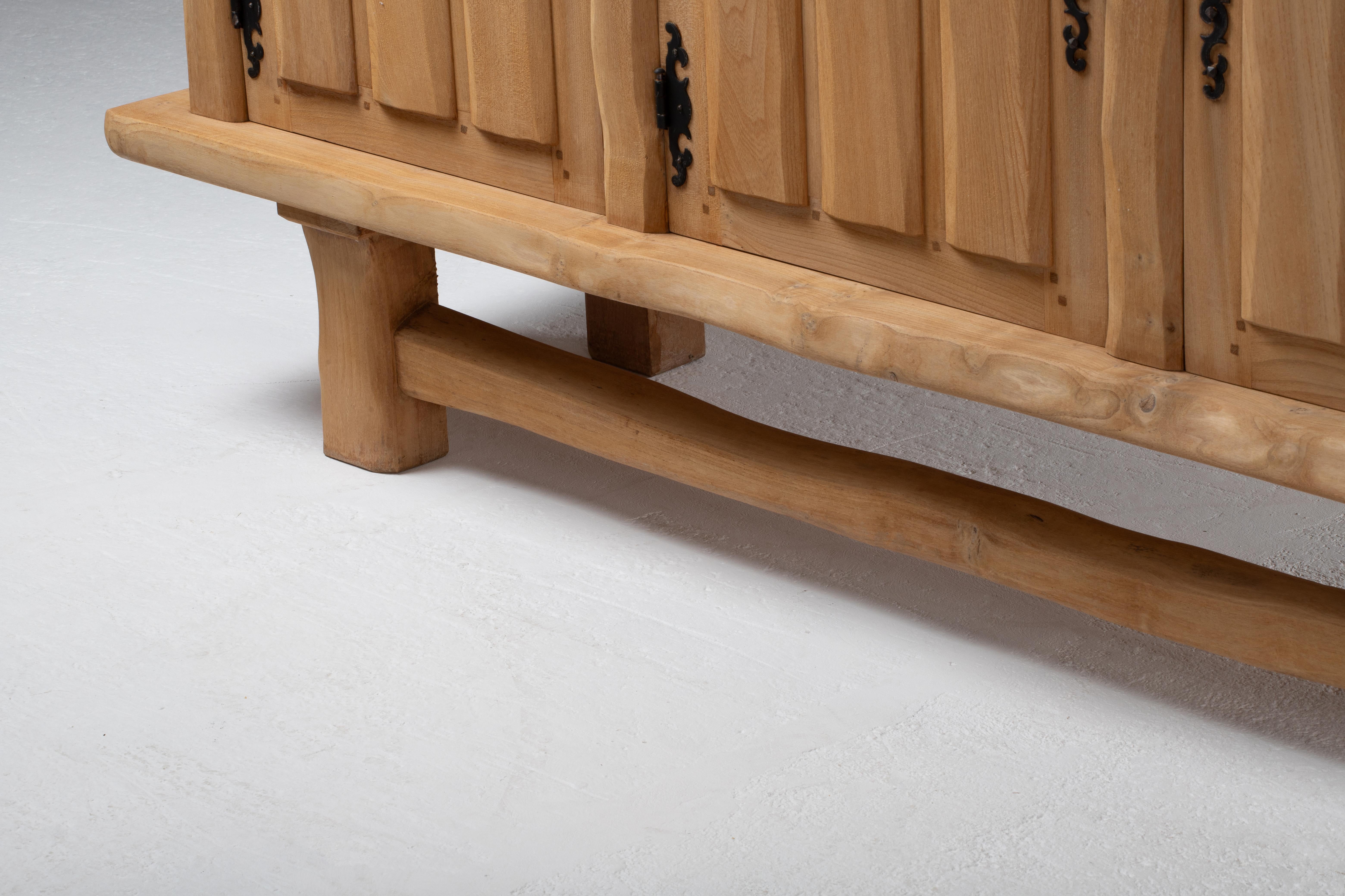 Credenza francese degli anni '50 in Oak naturale con pannelli intricati intagliati in vendita 4