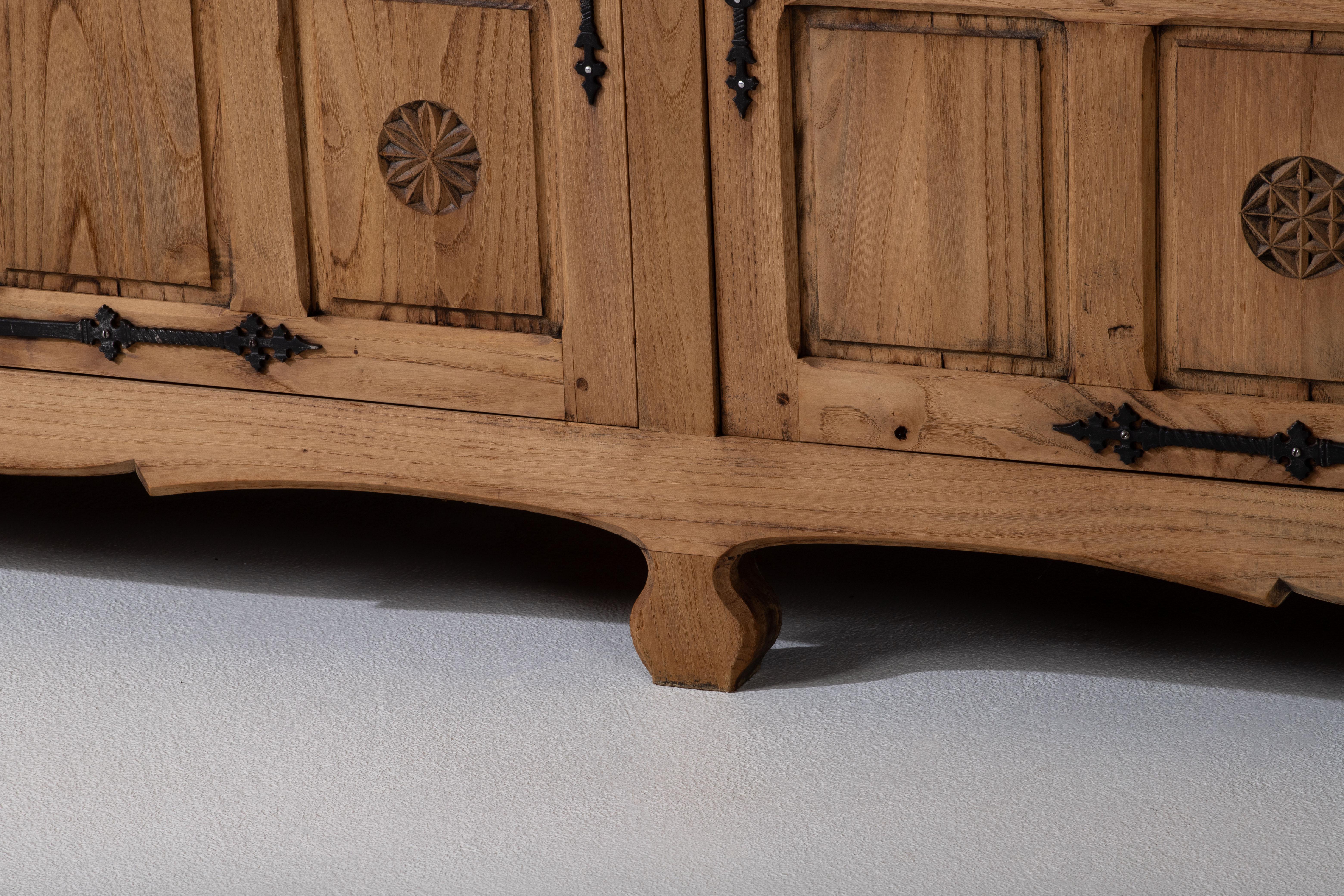 French 1950s Natural Oak Sideboard with Intricate Carved Panels For Sale 7