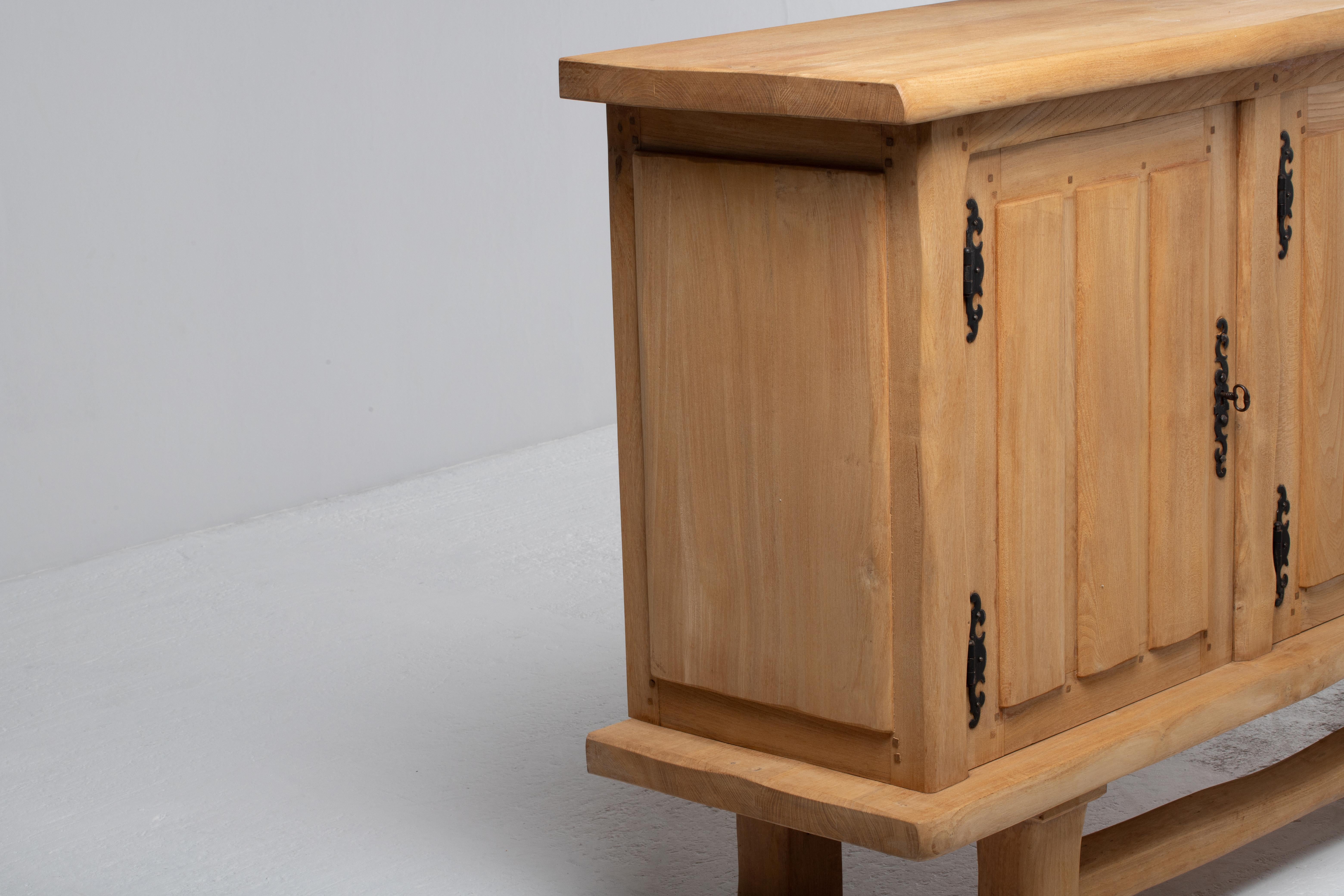 Credenza francese degli anni '50 in Oak naturale con pannelli intricati intagliati in vendita 5