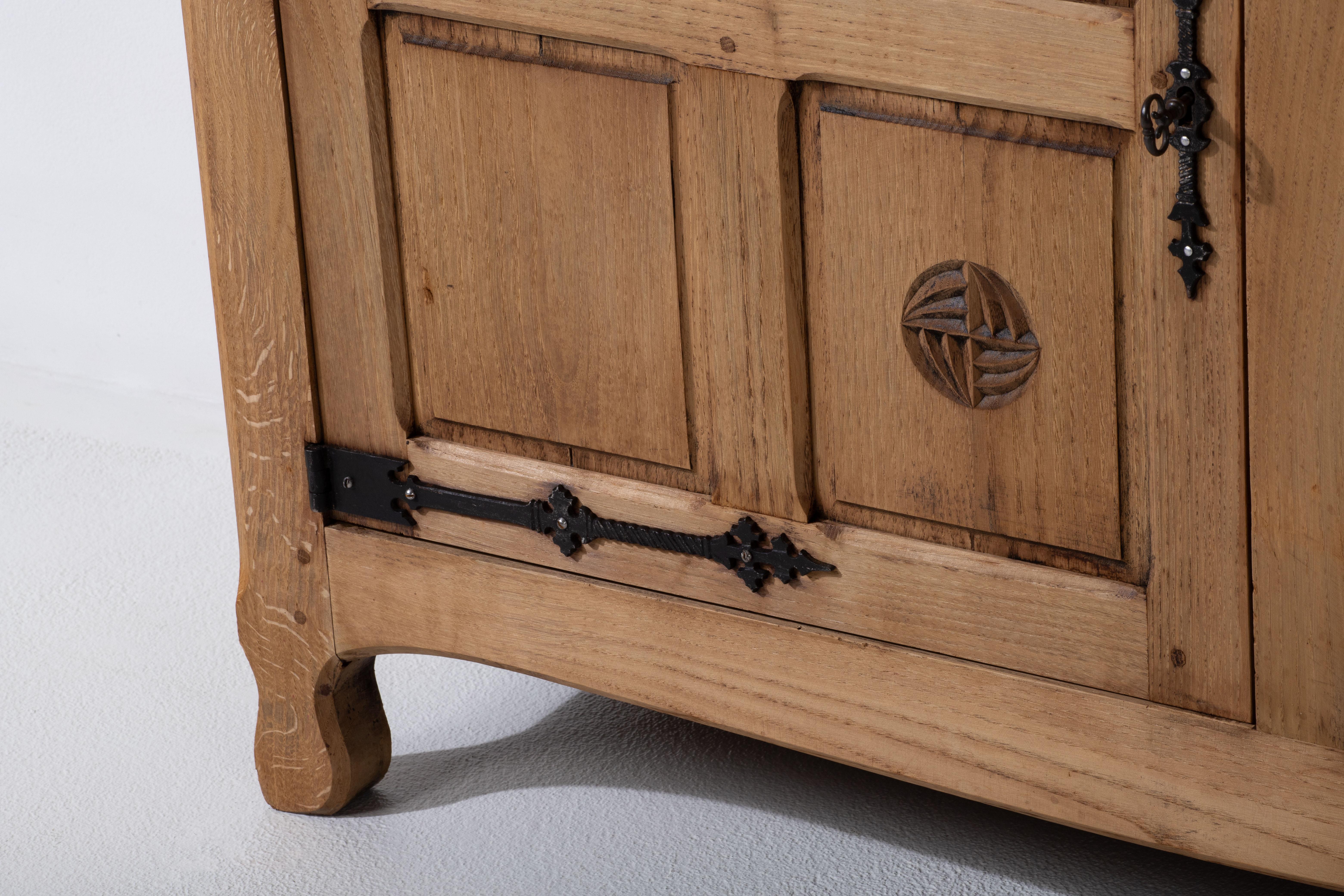 Mid-Century moderno Credenza francese degli anni '50 in Oak naturale con pannelli intricati intagliati in vendita