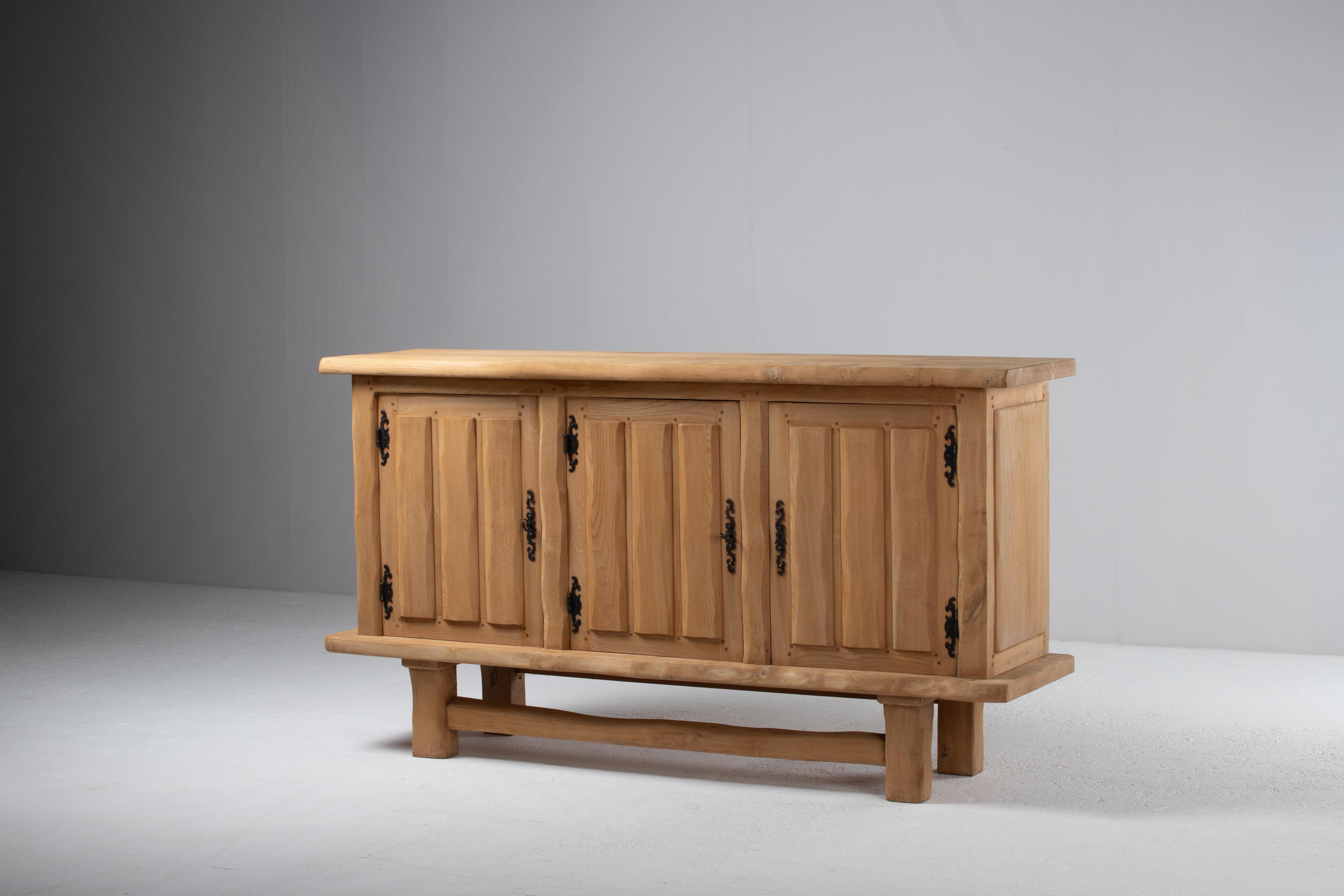 Mid-Century moderno Credenza francese degli anni '50 in Oak naturale con pannelli intricati intagliati in vendita
