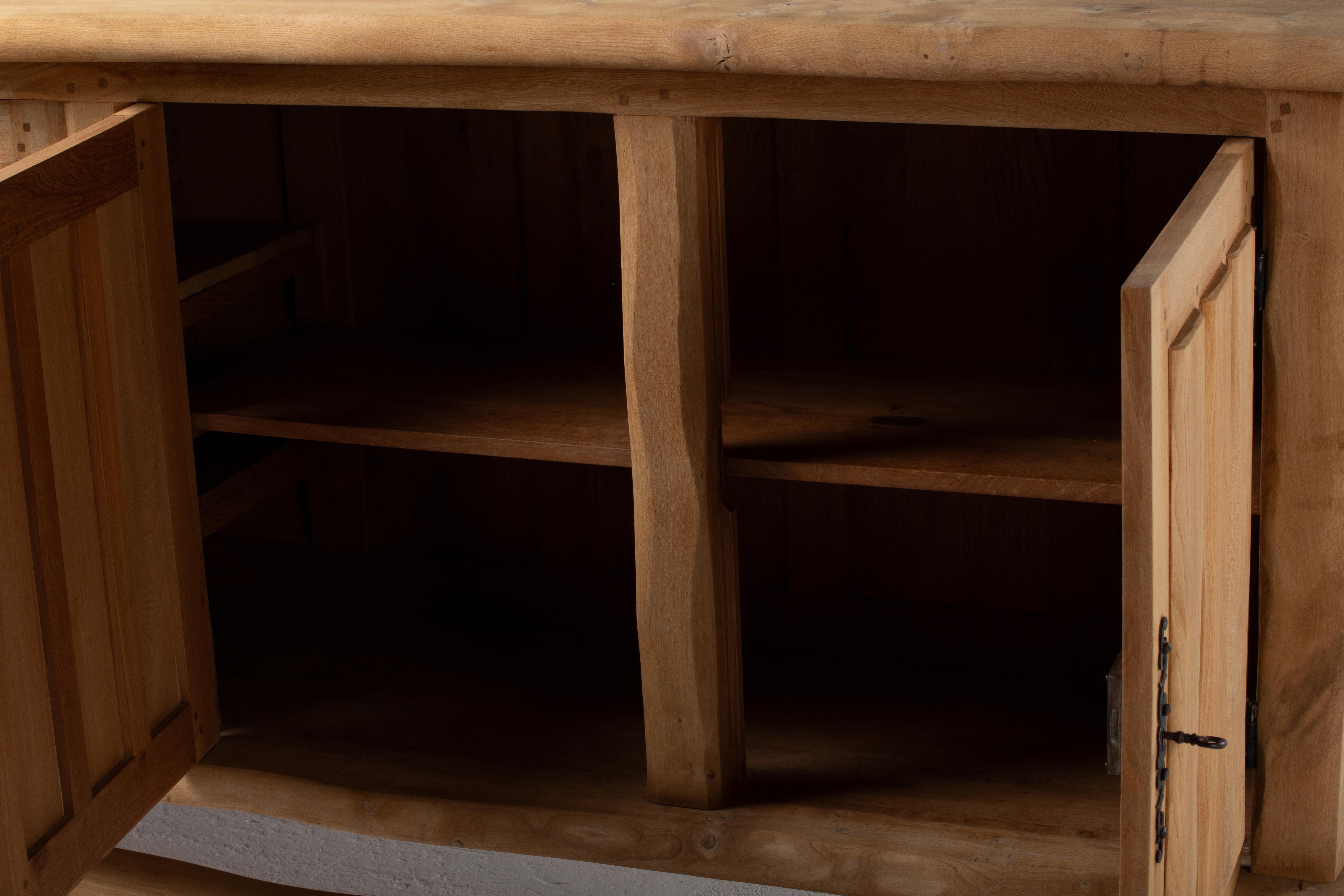 Francese Credenza francese degli anni '50 in Oak naturale con pannelli intricati intagliati in vendita