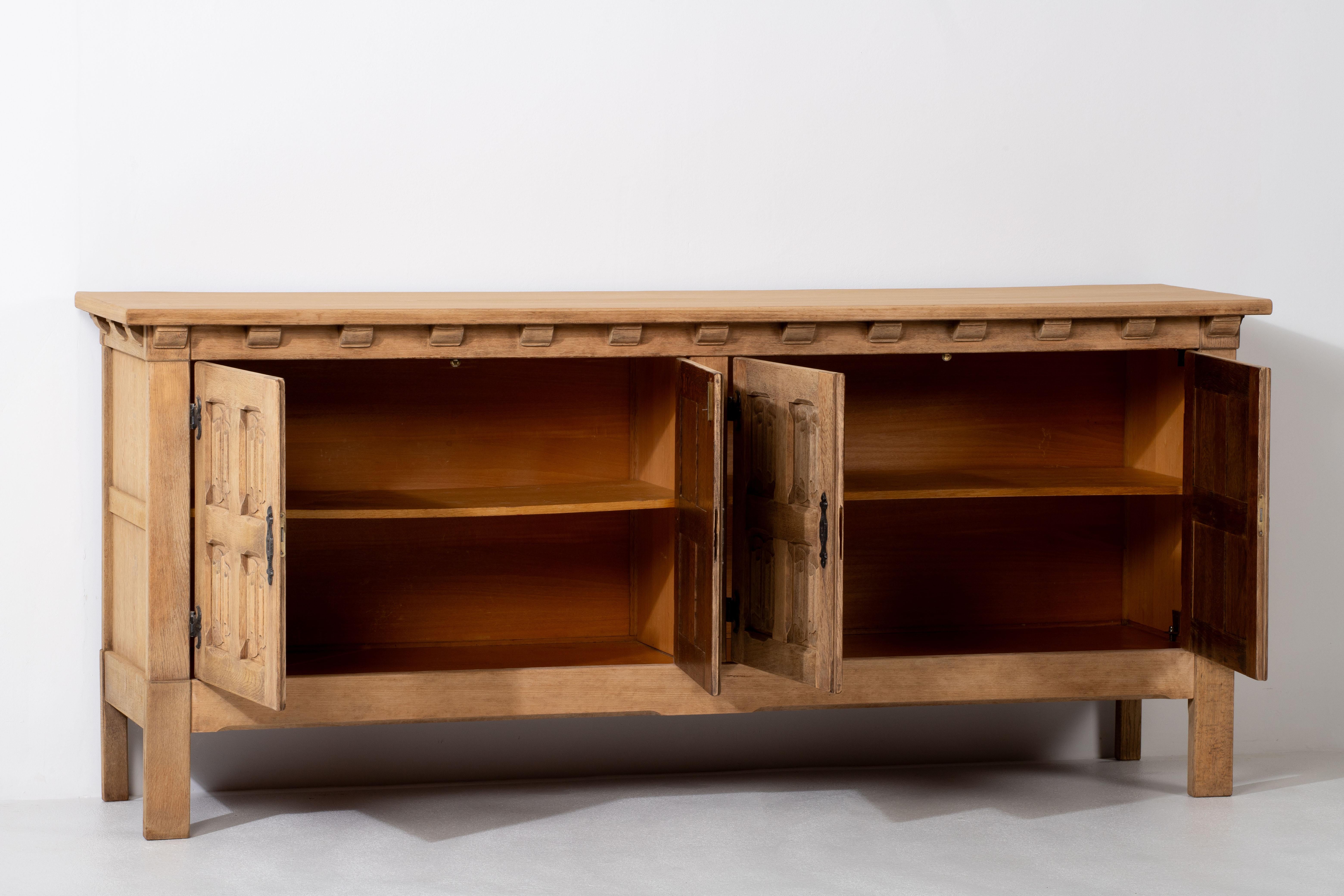 French 1950s Natural Oak Sideboard with Intricate Carved Panels In Good Condition In Wiesbaden, DE