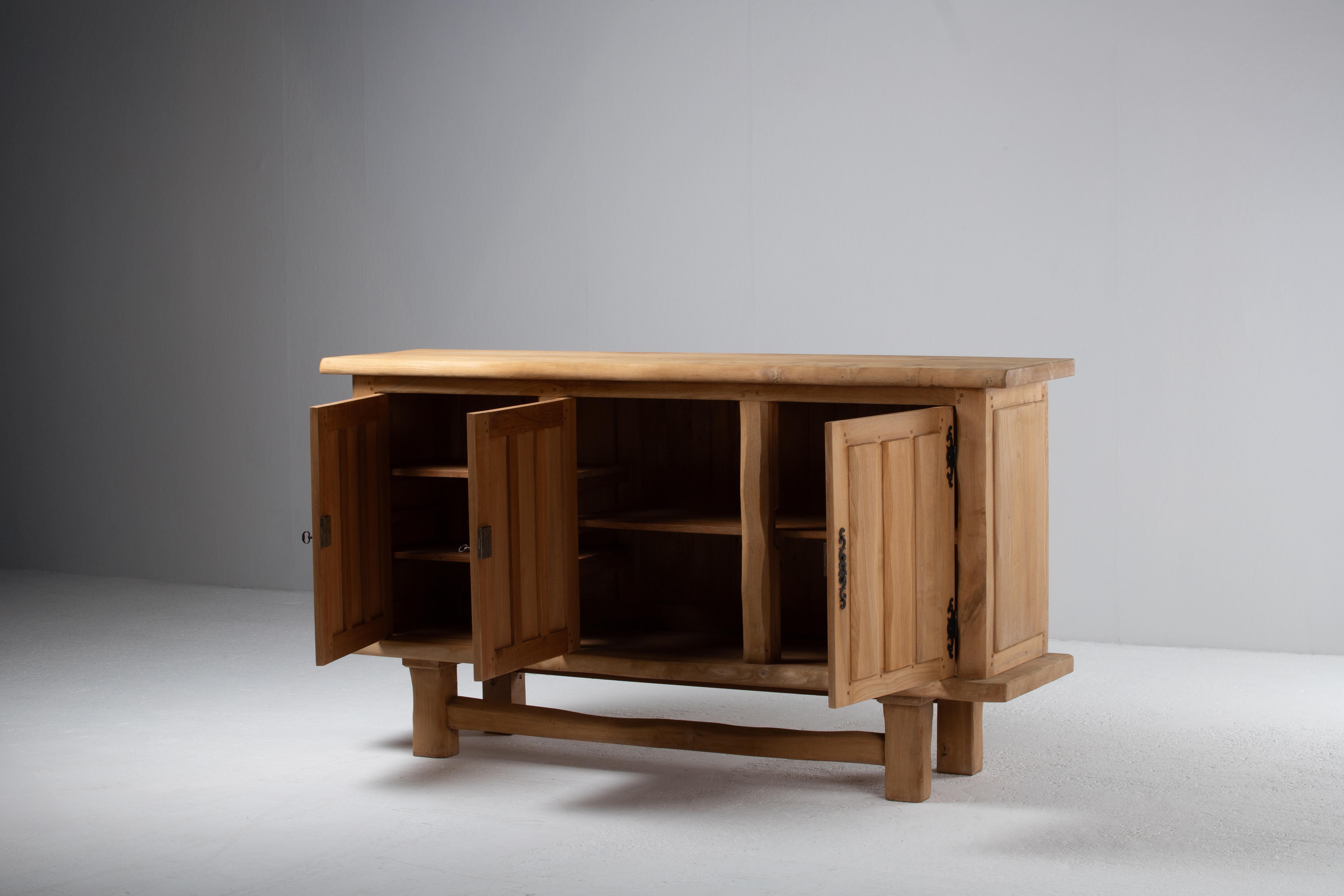 Credenza francese degli anni '50 in Oak naturale con pannelli intricati intagliati In condizioni buone in vendita a Kaštel Sućurac, Splitsko-dalmatinska županija