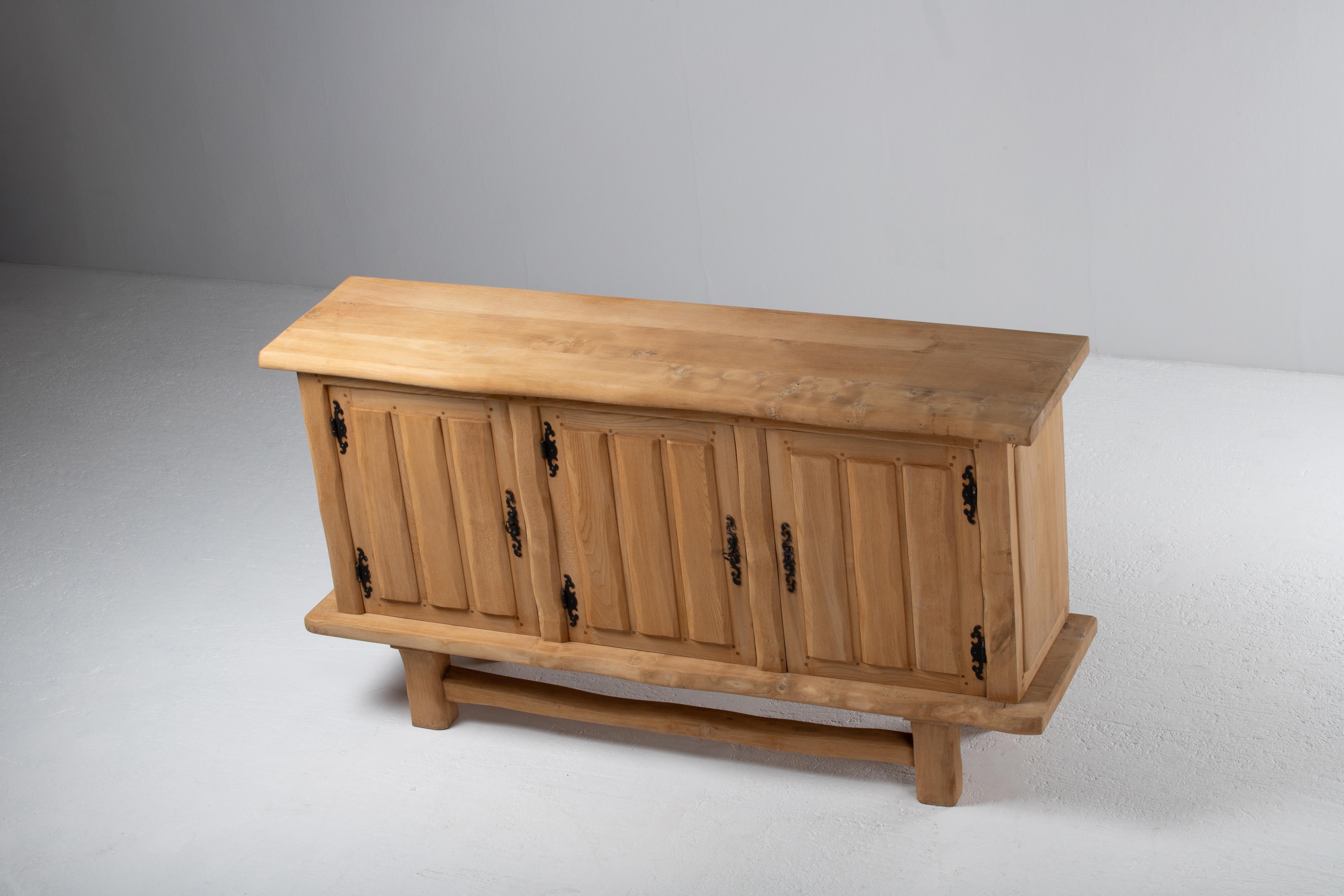 XX secolo Credenza francese degli anni '50 in Oak naturale con pannelli intricati intagliati in vendita
