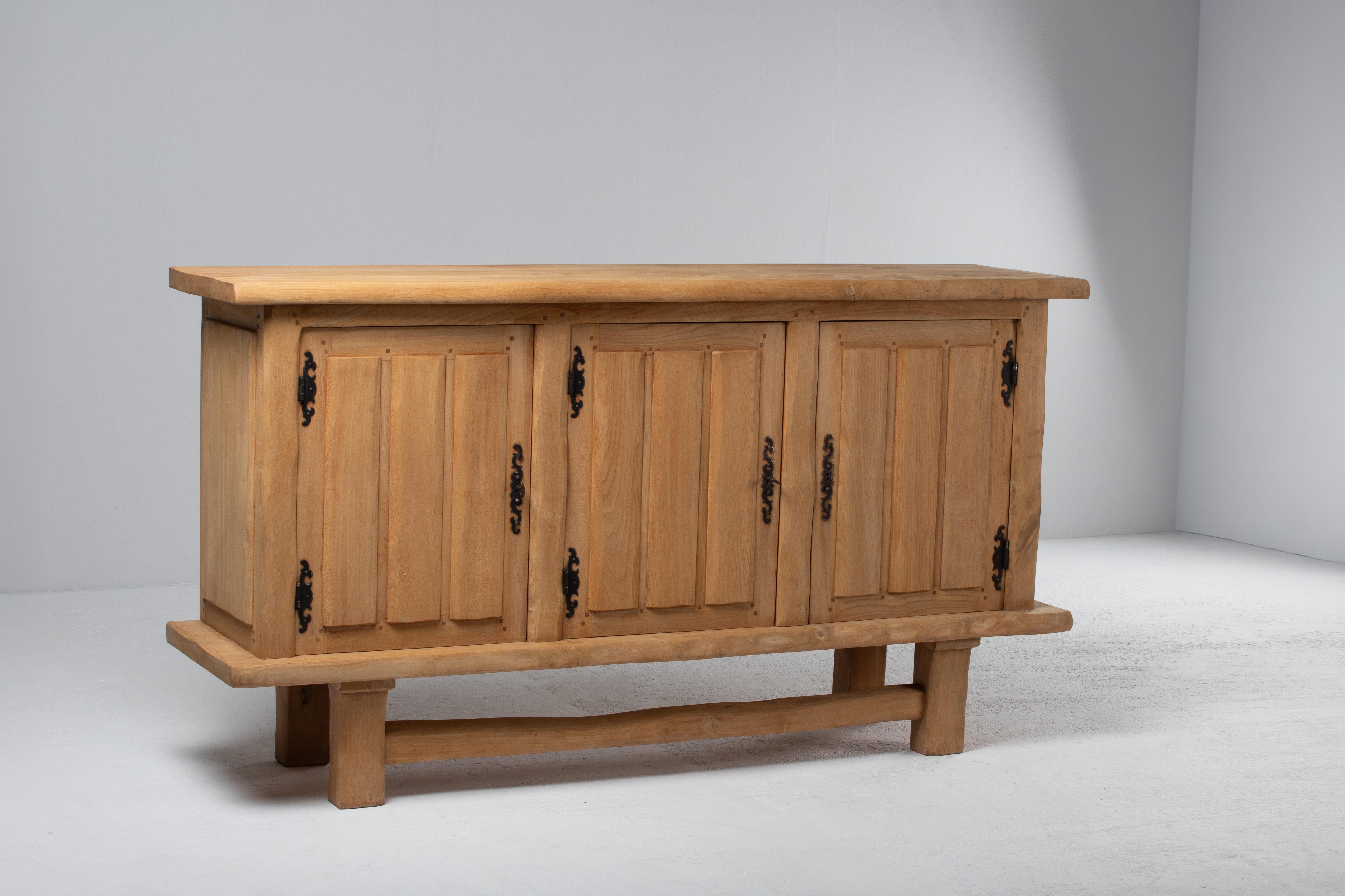 Quercia Credenza francese degli anni '50 in Oak naturale con pannelli intricati intagliati in vendita