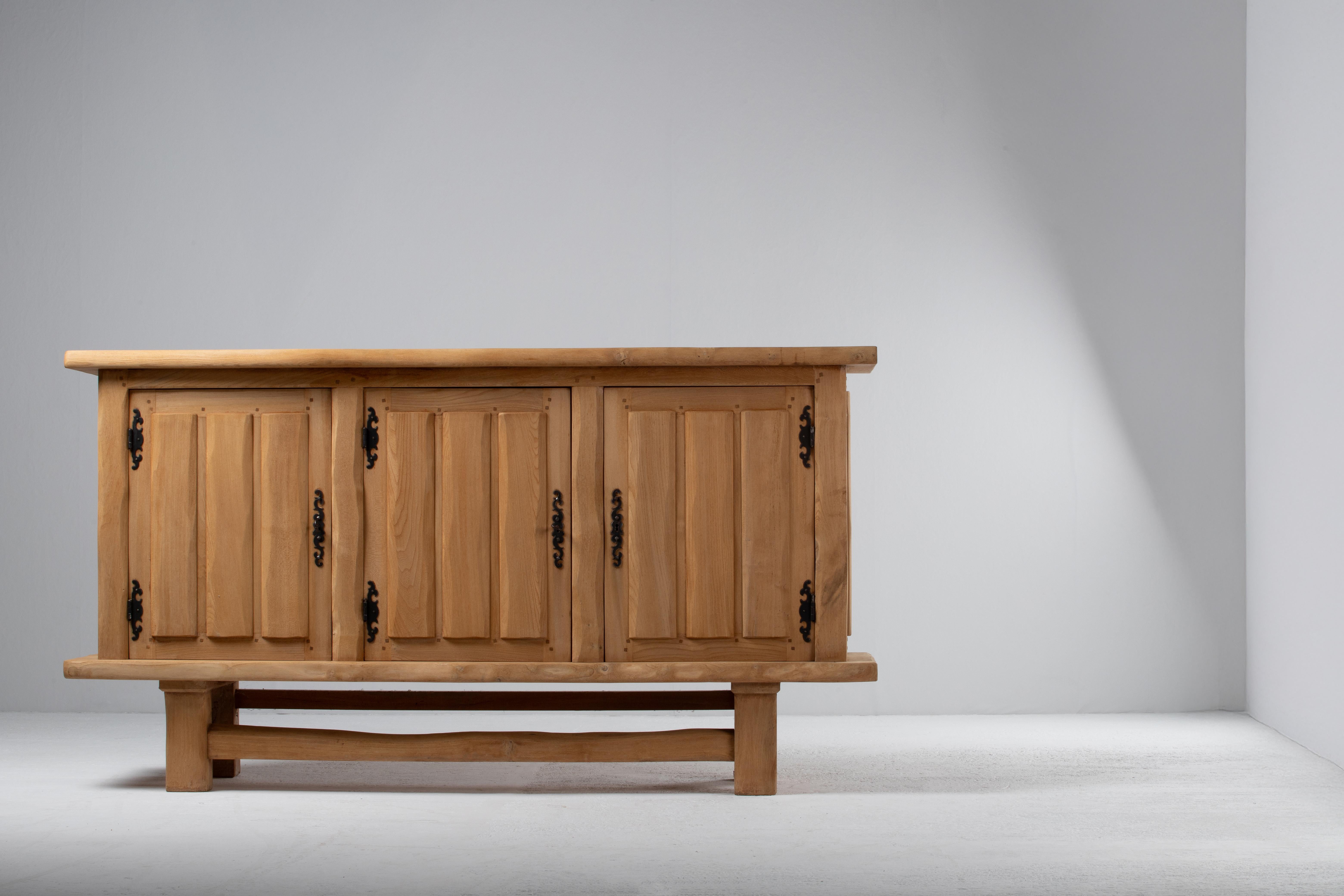 Credenza francese degli anni '50 in Oak naturale con pannelli intricati intagliati in vendita 1