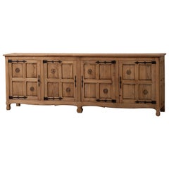 Französisches Eichen-Sideboard aus den 1950er Jahren mit kunstvoll geschnitzten Paneelen